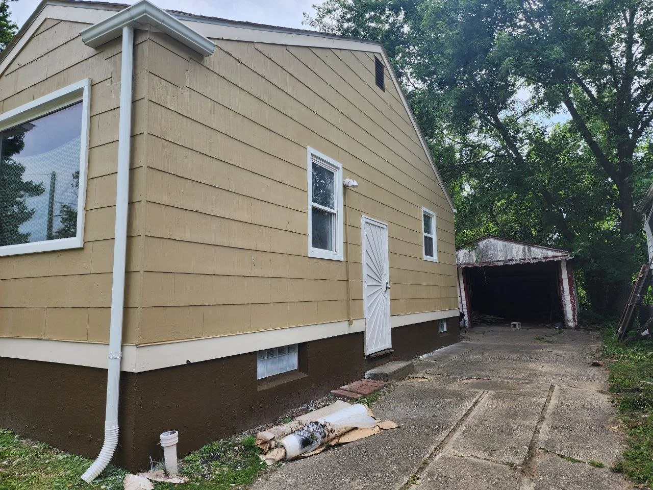 PINTURA DE EXTERIORES E INSTALACIÓN DE GUTTERS .jpg
