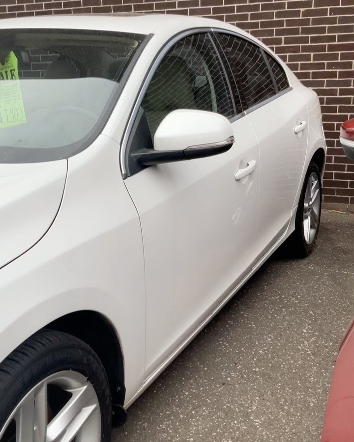 Sporty &amp; safe. This 2015 Volvo S60 T5 offers a smooth ride, responsive performance and Volvo&rsquo;s well-known safety features&mdash;perfect for daily driving with peace of mind.

HABLAMOS ESPA&Ntilde;OL
Call or Visit us at
📞860-967-0033 ext 0.