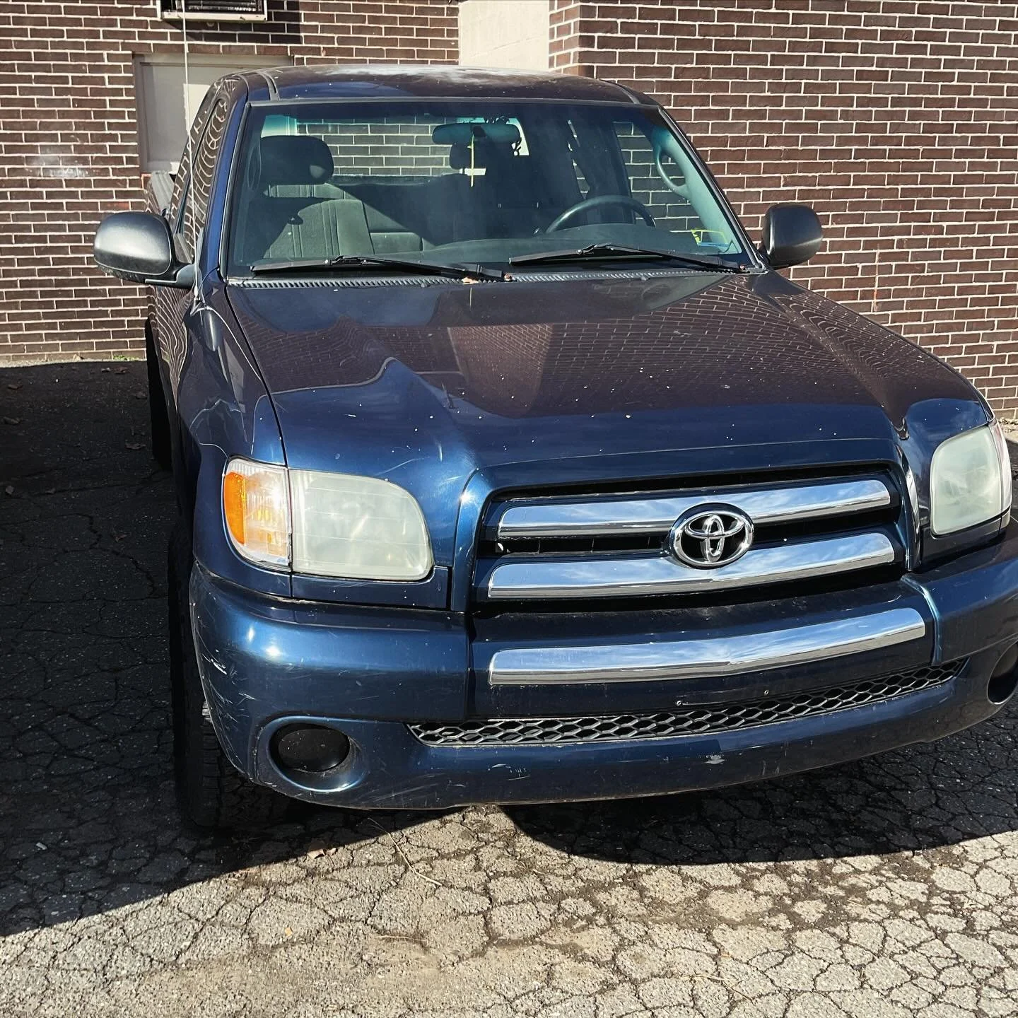 Strong and dependable 2004 Toyota Tundra in good condition. Toyota trucks are known for their long-lasting reliability and this one is no exception. Runs and drives great, solid engine and transmission. Perfect to work or everyday use. 

💪Strong mot