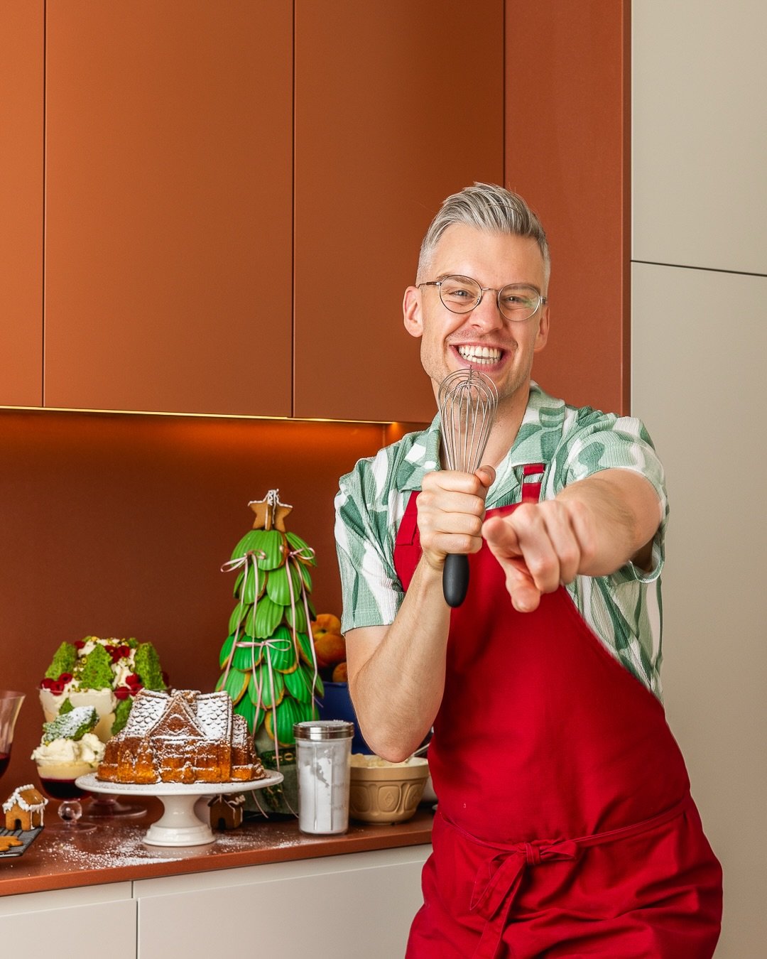 WATCH OUT! @sunriseon7 tomorrow 8.50!! @cookingon7 

Singing baker is back, and we are going big with the festive cheer! 3 easy recipe/hacks ready for your Chrissy table! 

SEE YOU TOMORROW! 

#christmas #singing