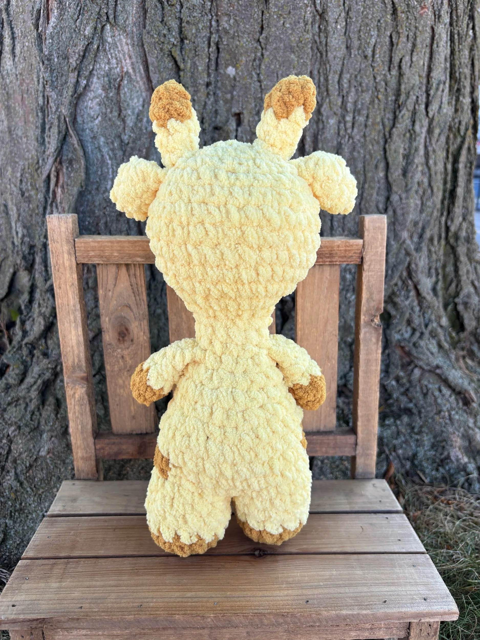 Back of handmade crochet giraffe plushie