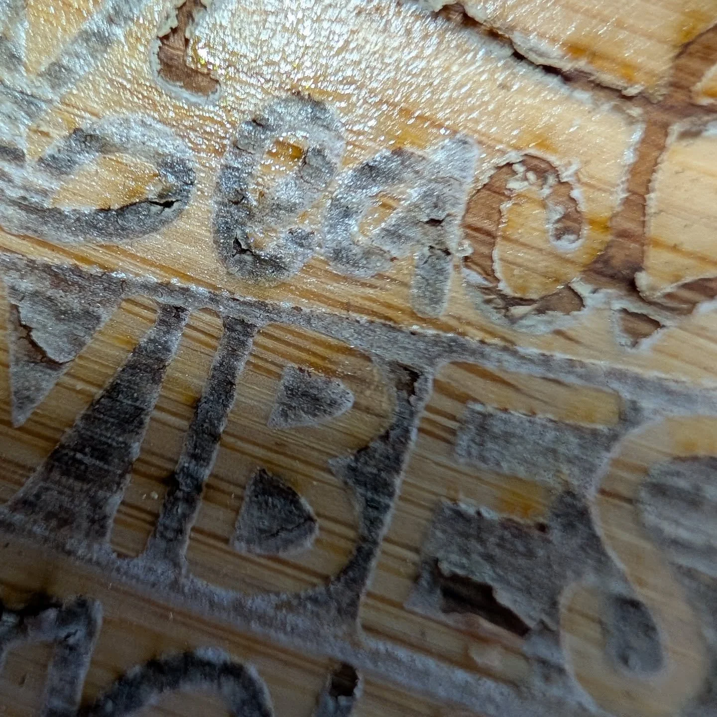 Different woods, leathers, metals&hellip; they all react in their own way.

And sometimes that reaction is: nope, not today. 😬

I&rsquo;ll adjust, test, and try again.

Because every unexpected engraving teaches me how to master the material... not 