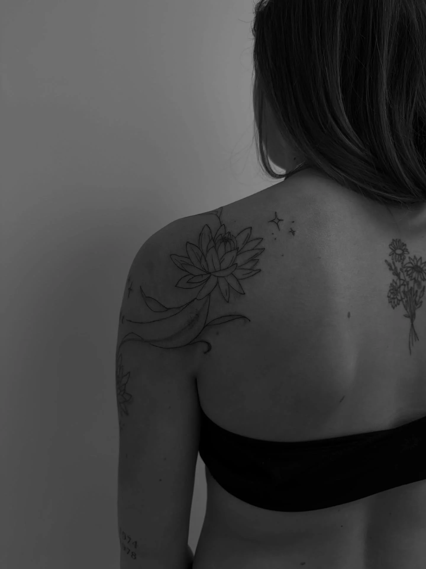 Black and white so you can&rsquo;t see all the purple pen I couldn&rsquo;t get off 😂
Freehand floral shoulder piece 🪷