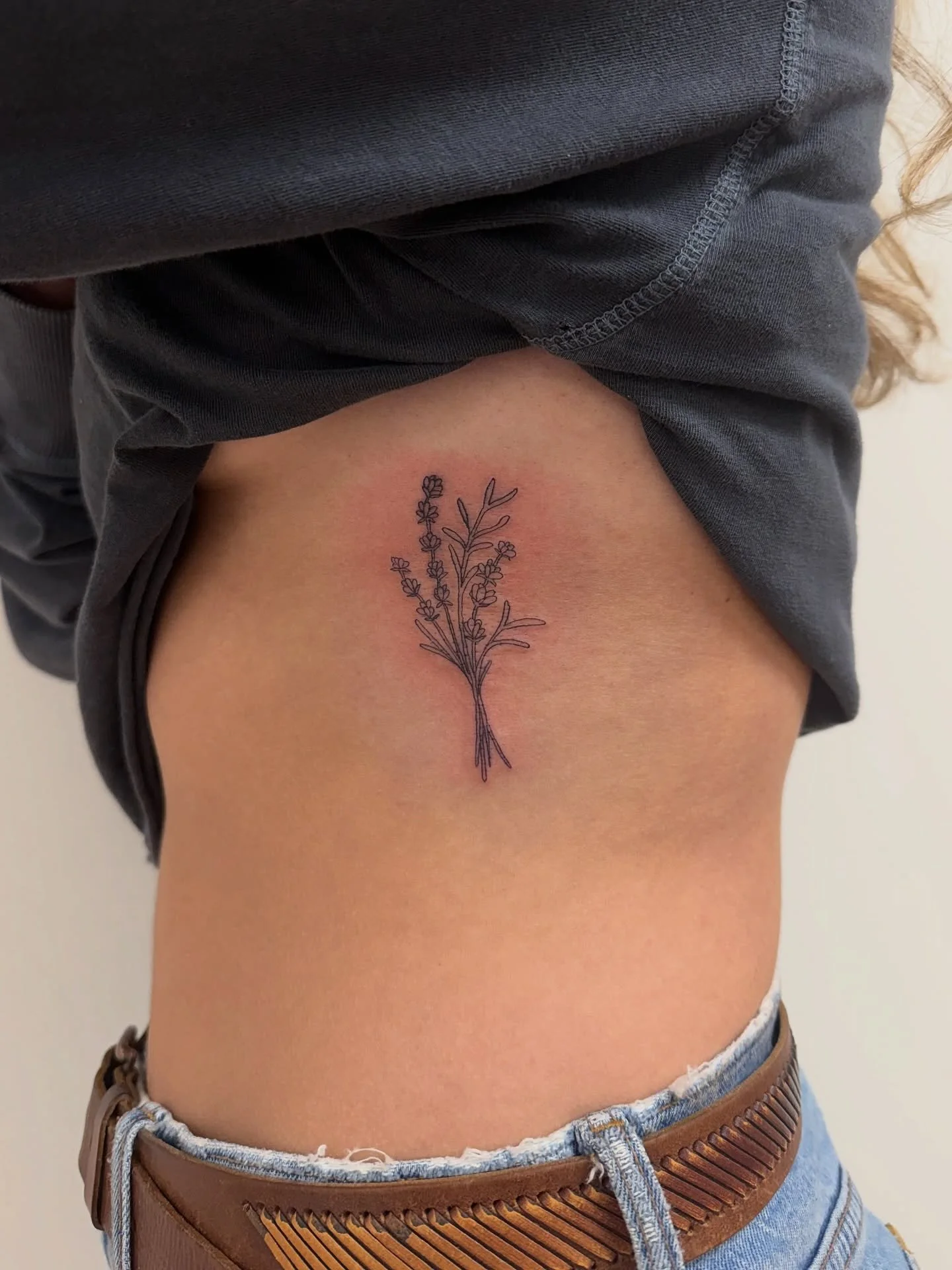 Cute lavender rub tat 🥰
I recently decided that I will not be accepting anymore rib tattoos for the time being. I will decide when I am ready to start doing them again 😊