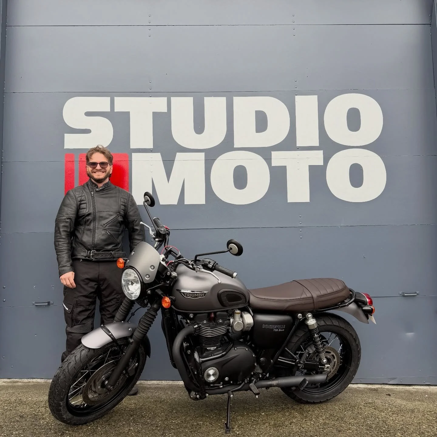Aaron snagged this T120 in the nick of time. Driving up from Tacoma, he came right as another was eyeballing, and yet another was set to come in the afternoon. Sadly, his BMW met its fate a little early and made its way to a new home, opening space i