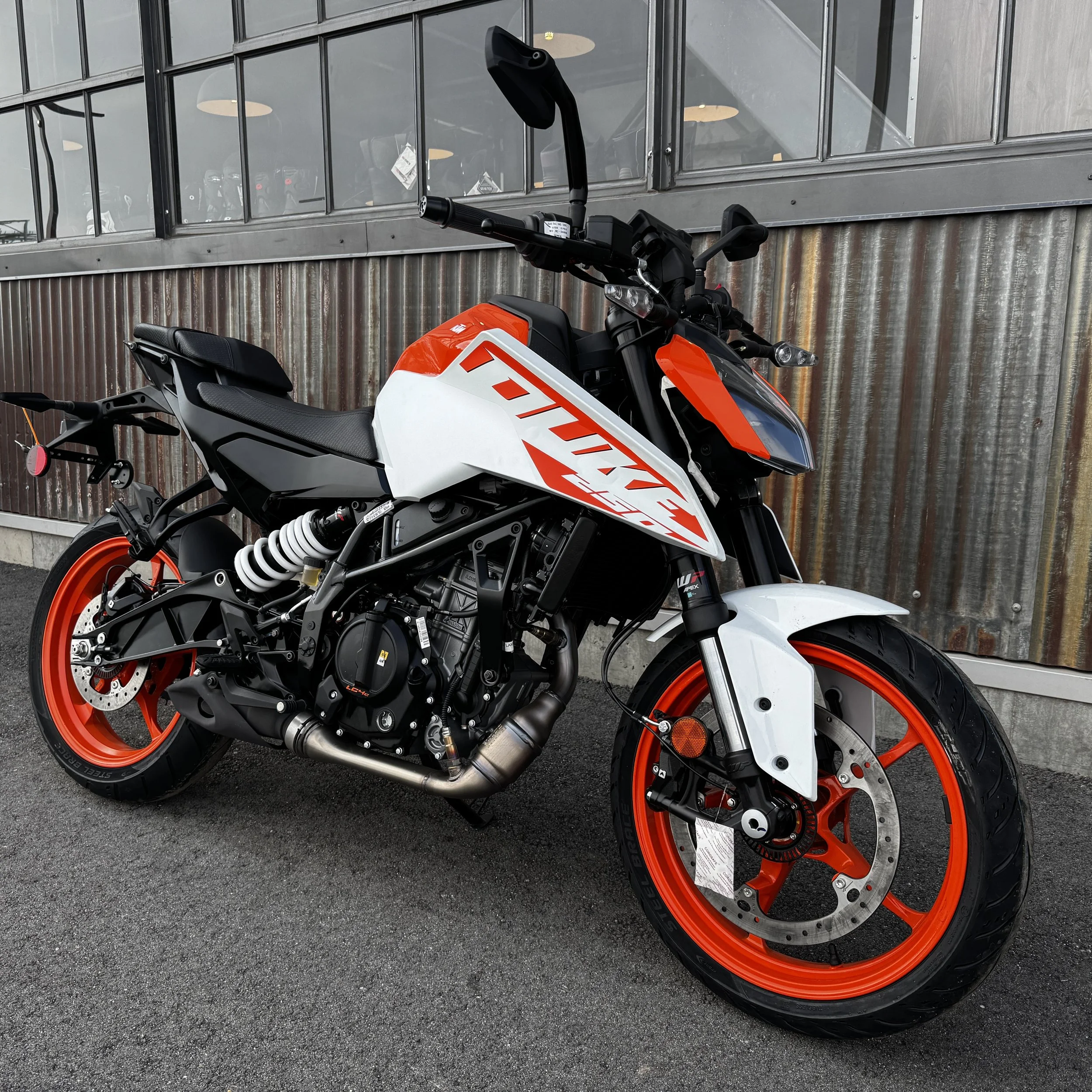 2024 KTM Duke 250 (white or grey)