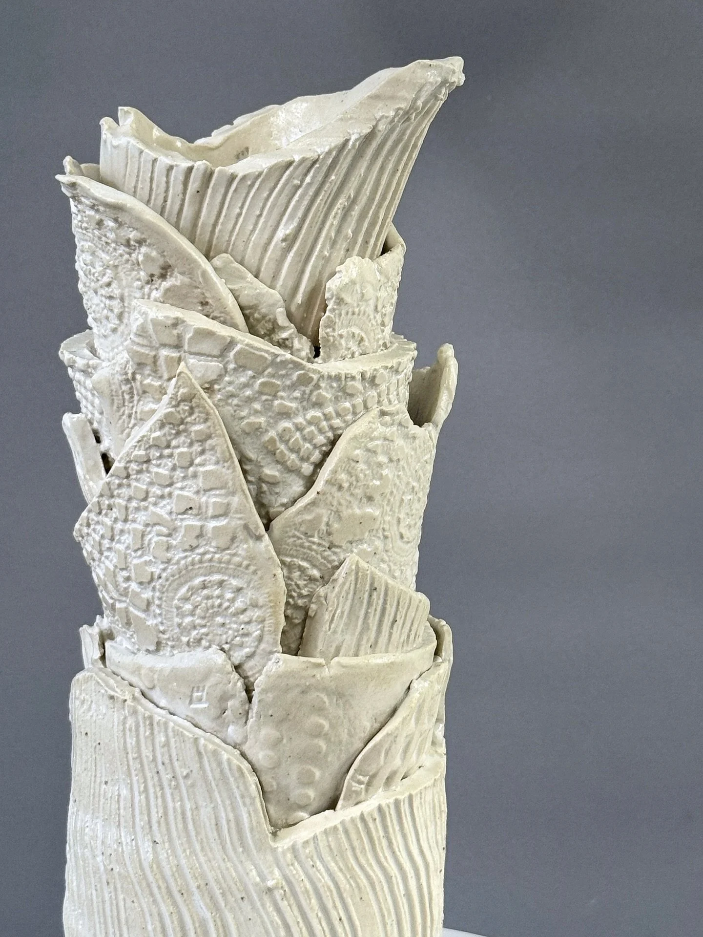 Part of &lsquo;Fragmentadas&rsquo; a series exploring the beauty in broken shapes and quiet repairs.
Each layer in this column is a fragment, pressed and cut with its own history, then stacked into something whole again. A surface of seams and textur