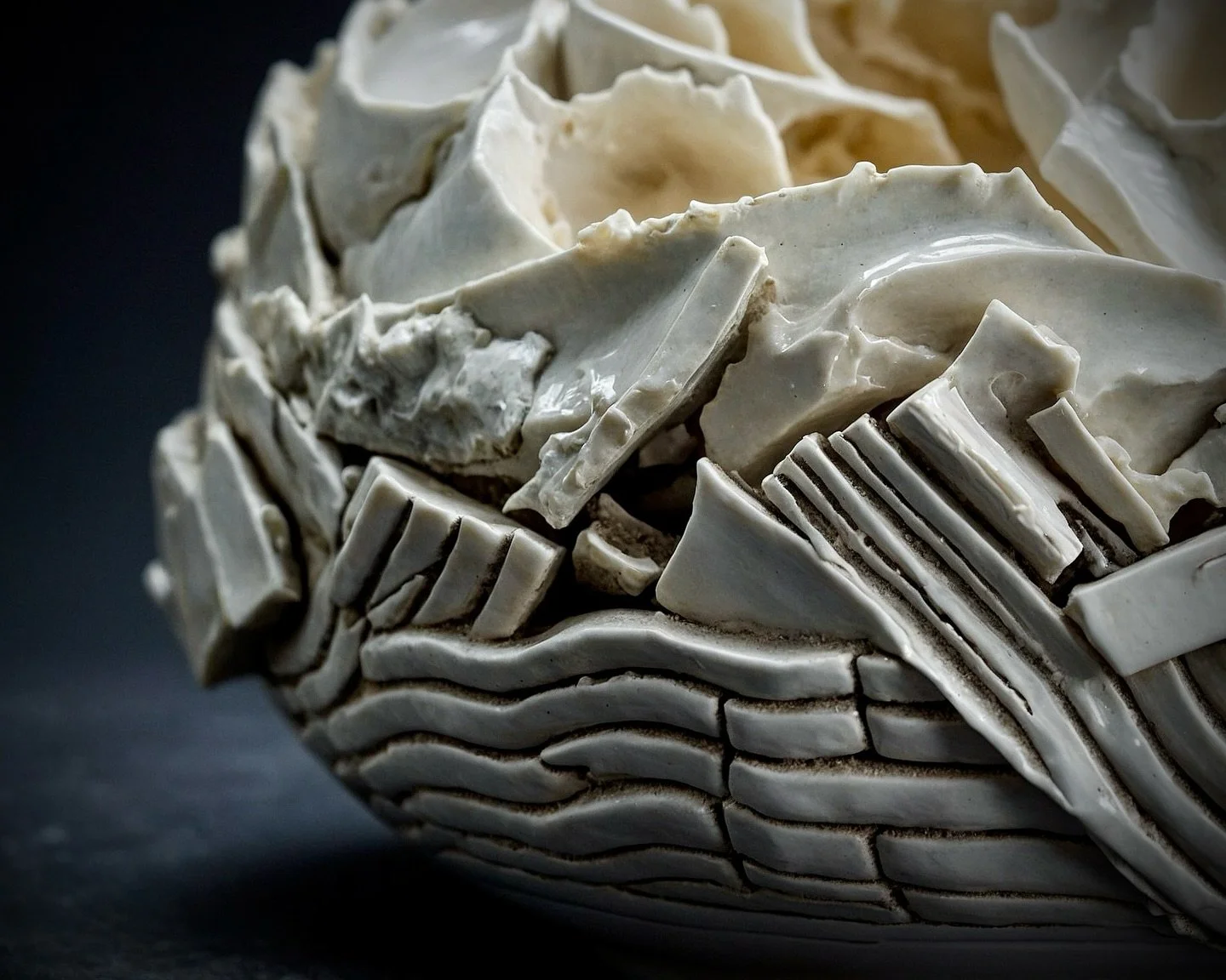 Built from fragments and reassembled layers - each piece remembers the touch that shaped it: a quiet landscape of pressure, folds, and repair.
Porcelain, 2025 &ndash; from the &ldquo;Fragmentadas&rdquo; series