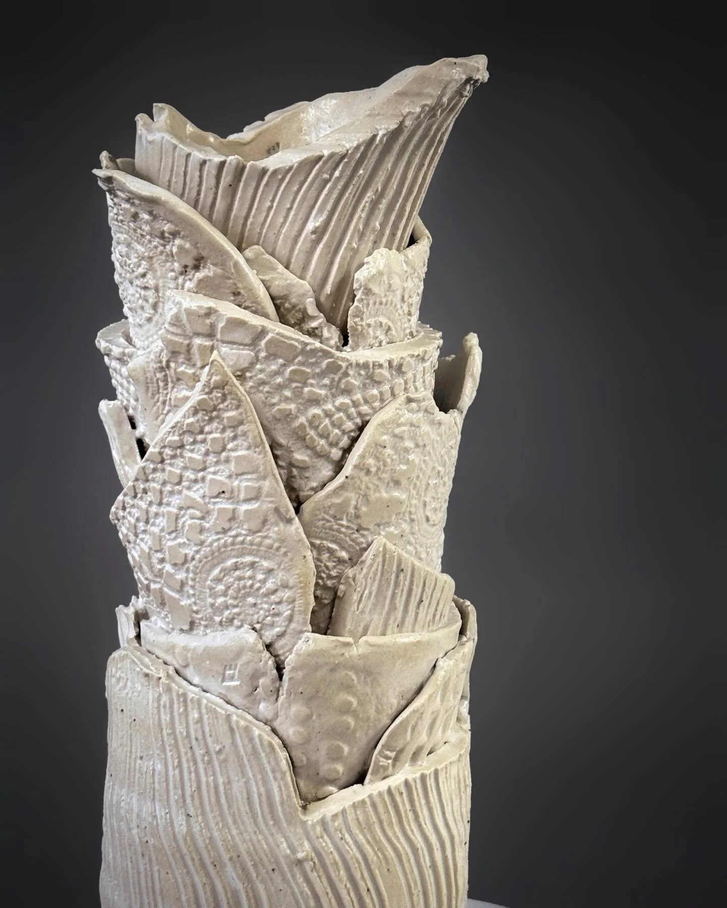 Fragments held together through compression, overlap and repair.

Built from individual ceramic sections gathered into a single form.

Each surface carries a different trace, but the piece only resolves through their relationship.