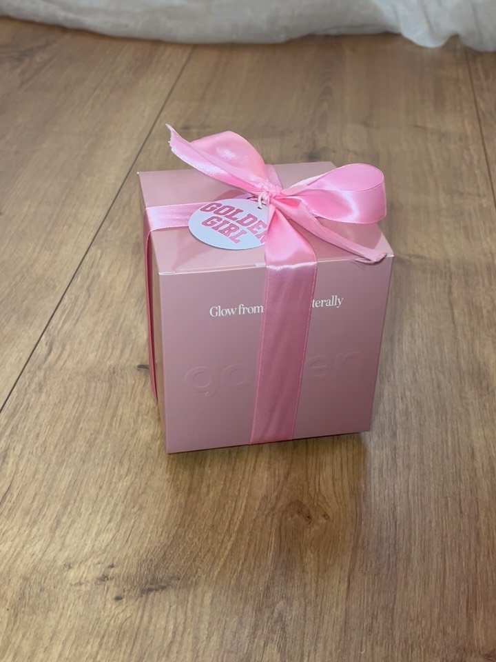 Ya est&aacute;n aqu&iacute; las nuevas cajitas de Golde Hour 🥹🎀🩷 Las hemos dise&ntilde;ado para que transmitan todo el GLOW que mereces!!! 

Lista para hacer tu pedido?