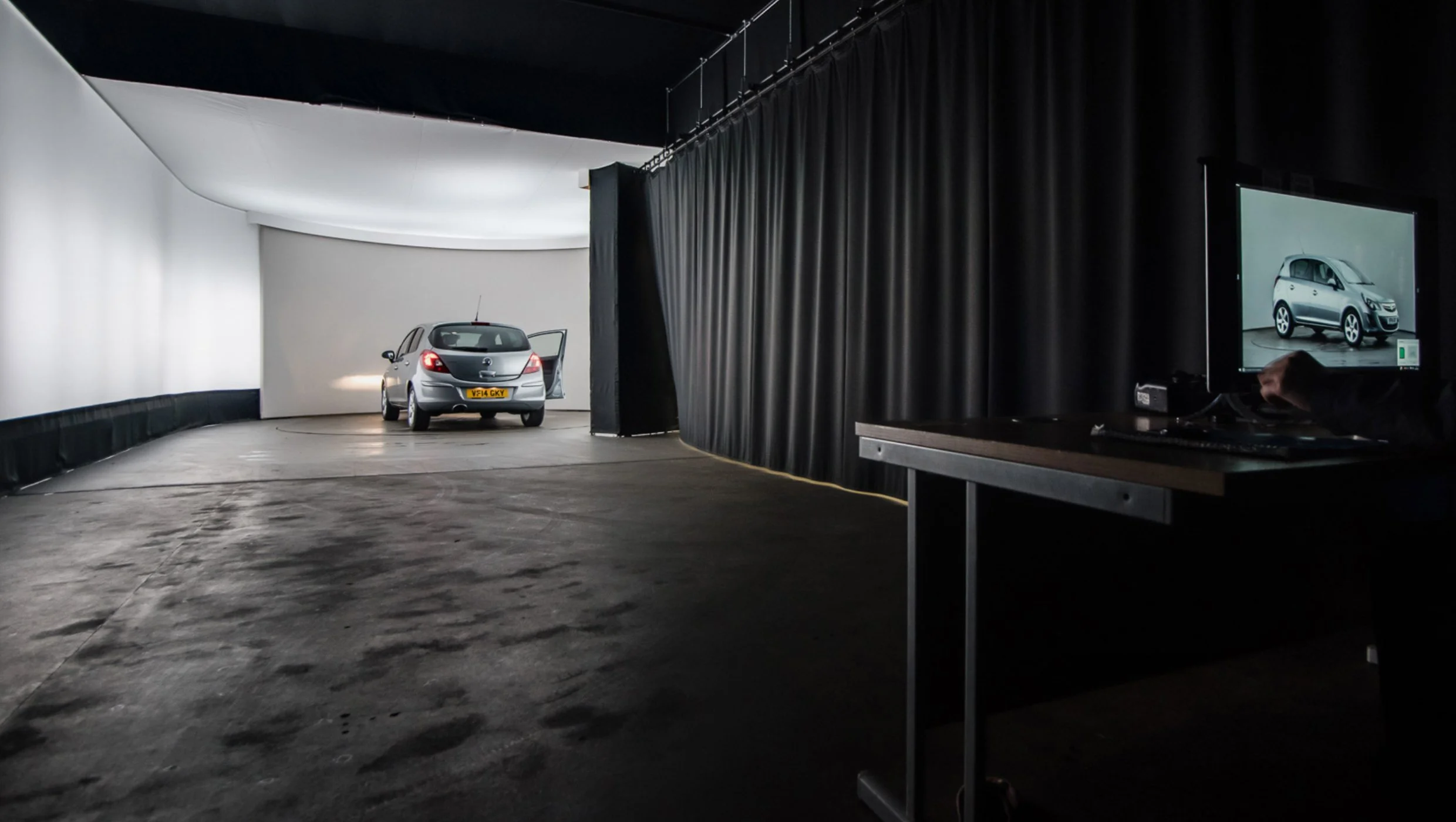 Car dealer photography and descriptions