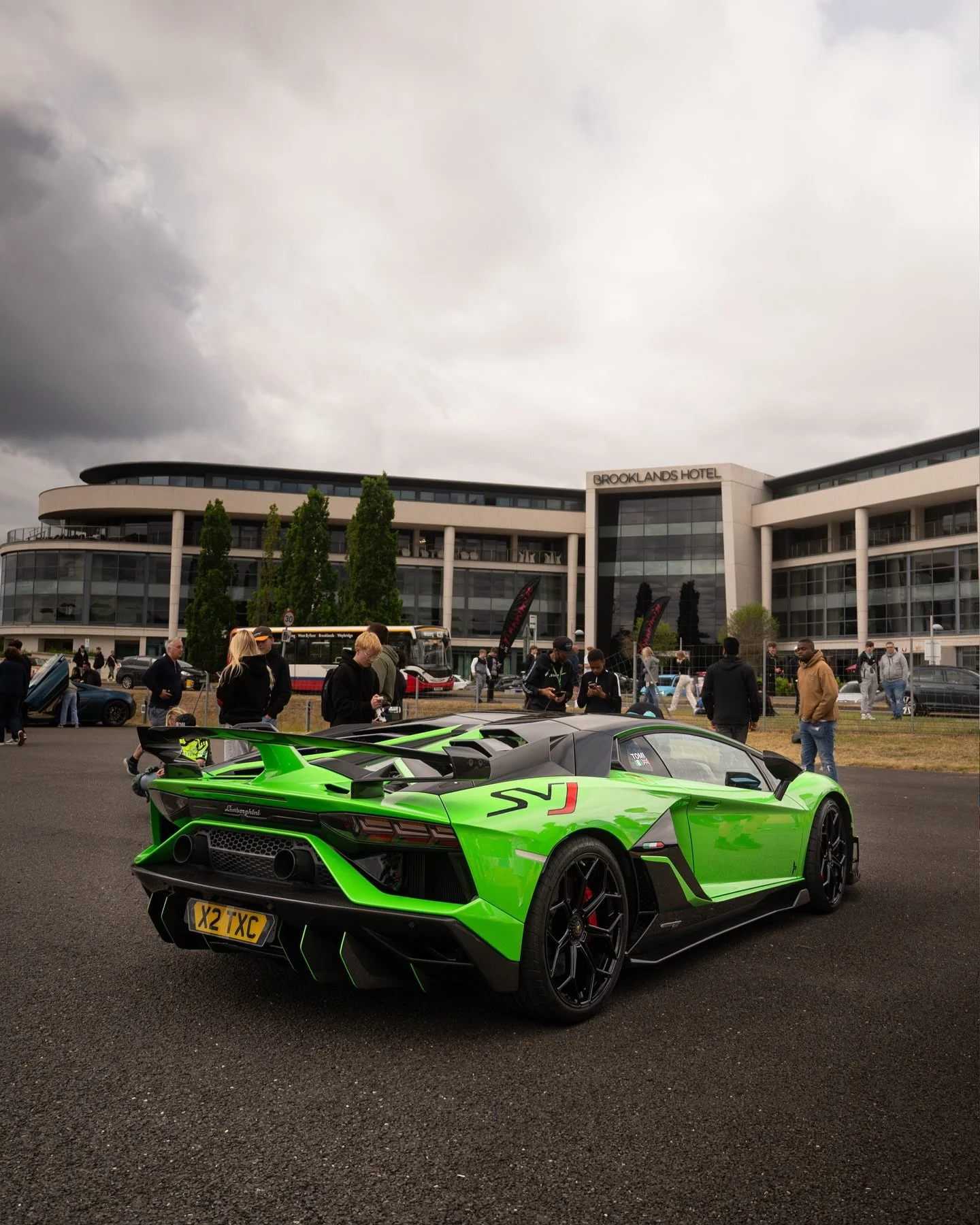 Loud, proud, and unapologetically fast. Lamborghini Aventador SVJ 🟢

#Lamborghini #AventadorSVJ #SVJ #LamboLife #LamborghiniAventador #LamboLove #Supercar #SupercarSpotting #Hypercar #V12Power #CarPhotography #CarSpotting #AutoPhotography #ExoticCar