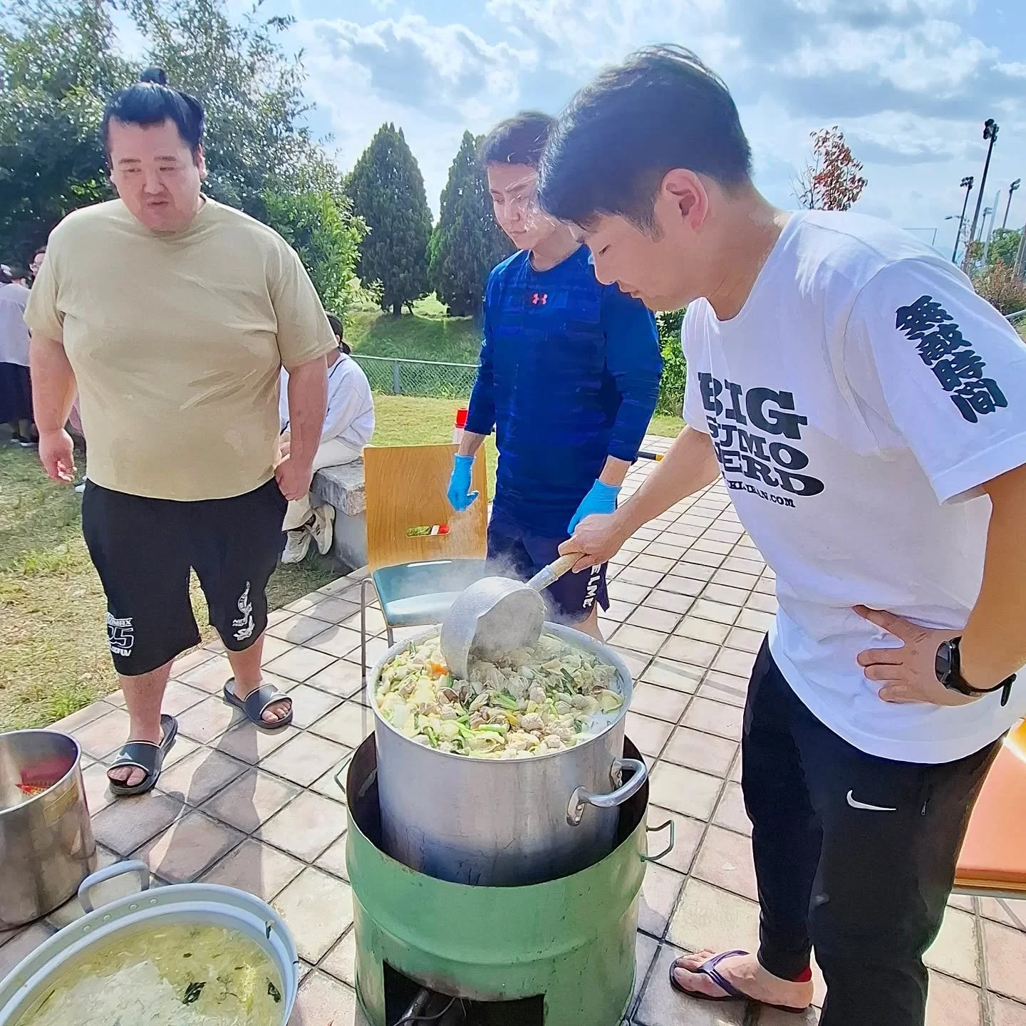 １１月３日、朝稽古終了後よりふるまいちゃんこ会を開催致しました🍲✨用意させていただきましたちゃんこ鍋は300杯300名様分！それを多く上回る500名超える皆様にお越しいただきました🙏会場に足をお運びいただき、ありがとうございました❗そして、当日ちゃんこを食べることが出来なかった皆様、本当にごめんなさい😭😭来年も開催致します‼️ぜひ来年は錣山部屋のちゃんこ鍋をご賞味くださいませ✨