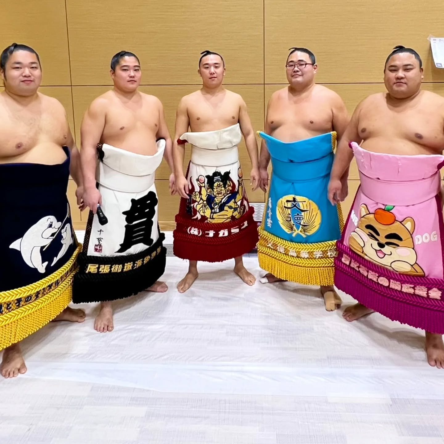 只今冬巡業は熊本&rarr;福岡へ🚌
写真は、巡業で相撲甚句を担当致します力士達です🎤✨
力士とお客様の一体感を生み出す相撲甚句は、巡業で大変人気です⤴️錣山部屋は、鶴ノ海が参加しております❗
まだまだ続く冬巡業&hellip;乾燥のこの時期、喉を大事に頑張ってね！2枚目の写真は、熊本県PRマスコットでお馴染み『くまモン』🐻なんと横綱くまモンなんですね❗✨