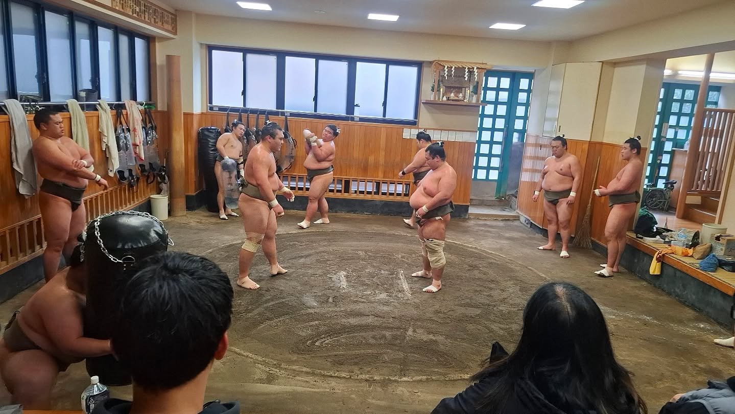 本日も朝から土俵では熱気が高まります⚡
激しい稽古にどんどん力士達の体は真っ赤になっていきます🔥そして、稽古後の彼らをパシャリ📸　稽古中とは違い笑顔溢れる表情💫このオンオフいいですね😊