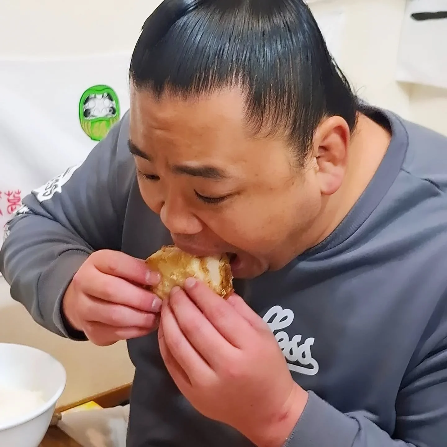 昨日の夕ごはんの様子📸
美味しそうに食べてますね～💯カツサンドをペロリ💫
そして、寒い冬にはおでん🍢あつあつ大根と卵で体もホカホカに&hellip;♨️✨