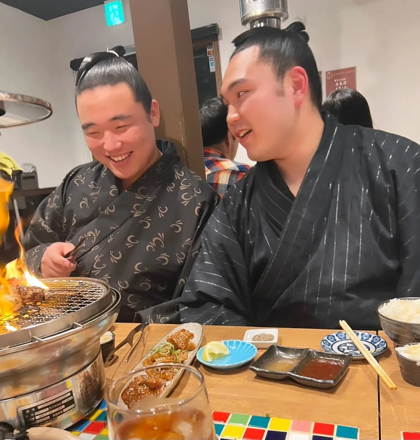 大阪場所も中日が終わり、いよいよ明日から後半戦‼️
さぁ❗チーム錣山ここからさらにFull throttle⚡　
焼き肉パワーで頑張ろう‼️
明日九日目より阿炎が再出場致します💪🔥
皆さま熱い応援をよろしくお願いいたします🔥🔥
最後の３枚は&hellip;聖冴ファンの皆さまへ💞💞💞
彼からは目が離せませんね☺❤