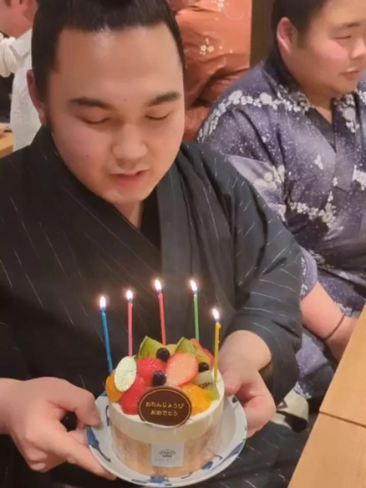 ３月１６日❕本日は錣山部屋、濱田の誕生日です🎁🎂🎉本日で二十歳となりました🌟
石川県津幡町出身！性格も素直で仕事も一生懸命こなす好男子です💮
優誠おめでとう🎉夢に向かって頑張ってね❗