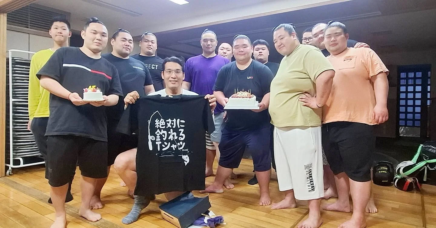 親方！お誕生日おめでとうございます🎁🎂
皆からのプレゼントはTシャツ👕✨
ただのTシャツじゃありません🎵
またご紹介しますね～✴️