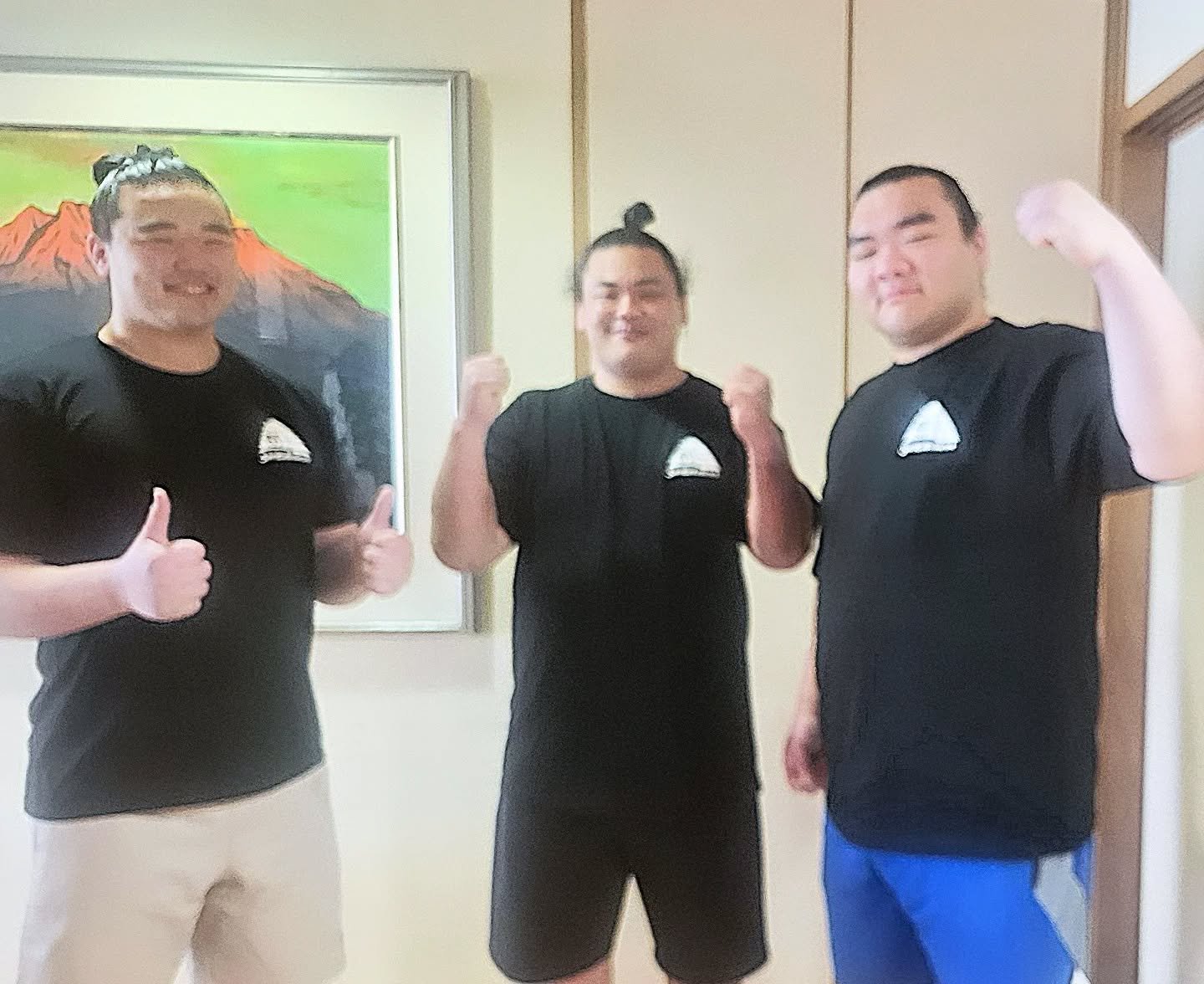 🌸2026年度 錣山部屋後援会特典🌸
皆様 お待たせ致しました❗今年度の特典グッズは&hellip;&hellip;✨
【錣山部屋オリジナルTシャツ】👕👕
柔らかくサラッとした生地にもこだわりました✨
そして！昨年度に引き続き、稽古見学ちゃんこ券とオリジナルクリアファイルも付いています❗✨
👕胸のデザインは『錣(しころ)』&larr;兜の主に後頭 部から首を守るための部位を表現し、デザインはイラストレーターの松嶌篤志(まつしまあつし)さんに作っていただきました💫背面デザインは『錣山部