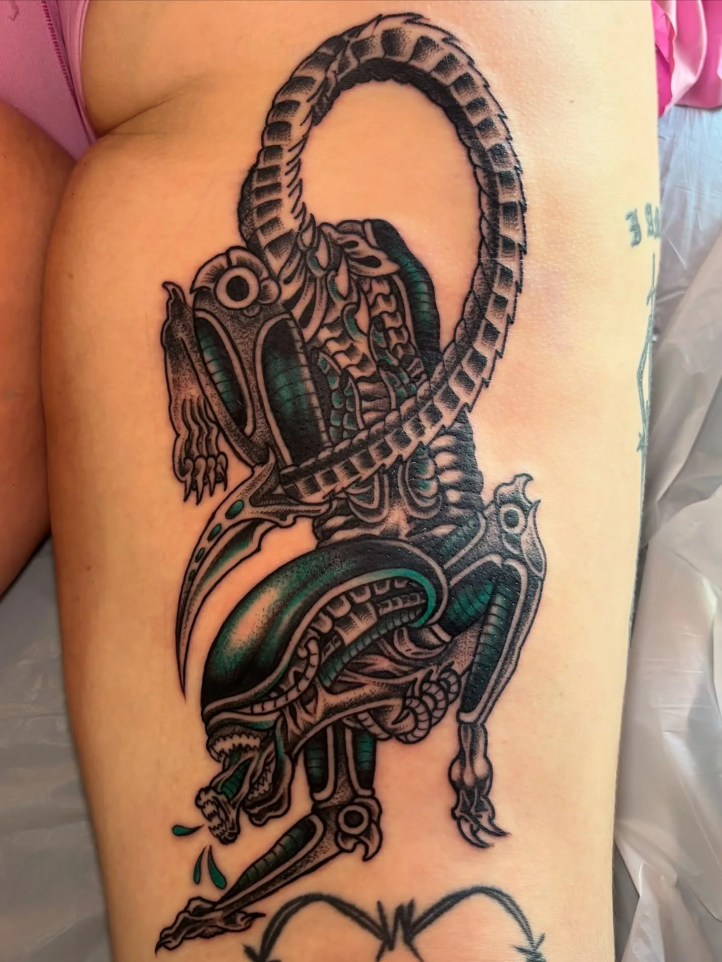 Well HELL that was hard, xenomorph for Caroline 🙏🏼🙏🏼 Thanks for the trust! 

Thanks fer lookin&rsquo; 
@southernstartattoo 

#gatattooers #atltattooartist #traditionalart #traditionalartist #traditionalflash #flash #tradworkers #boldwillhold #tat