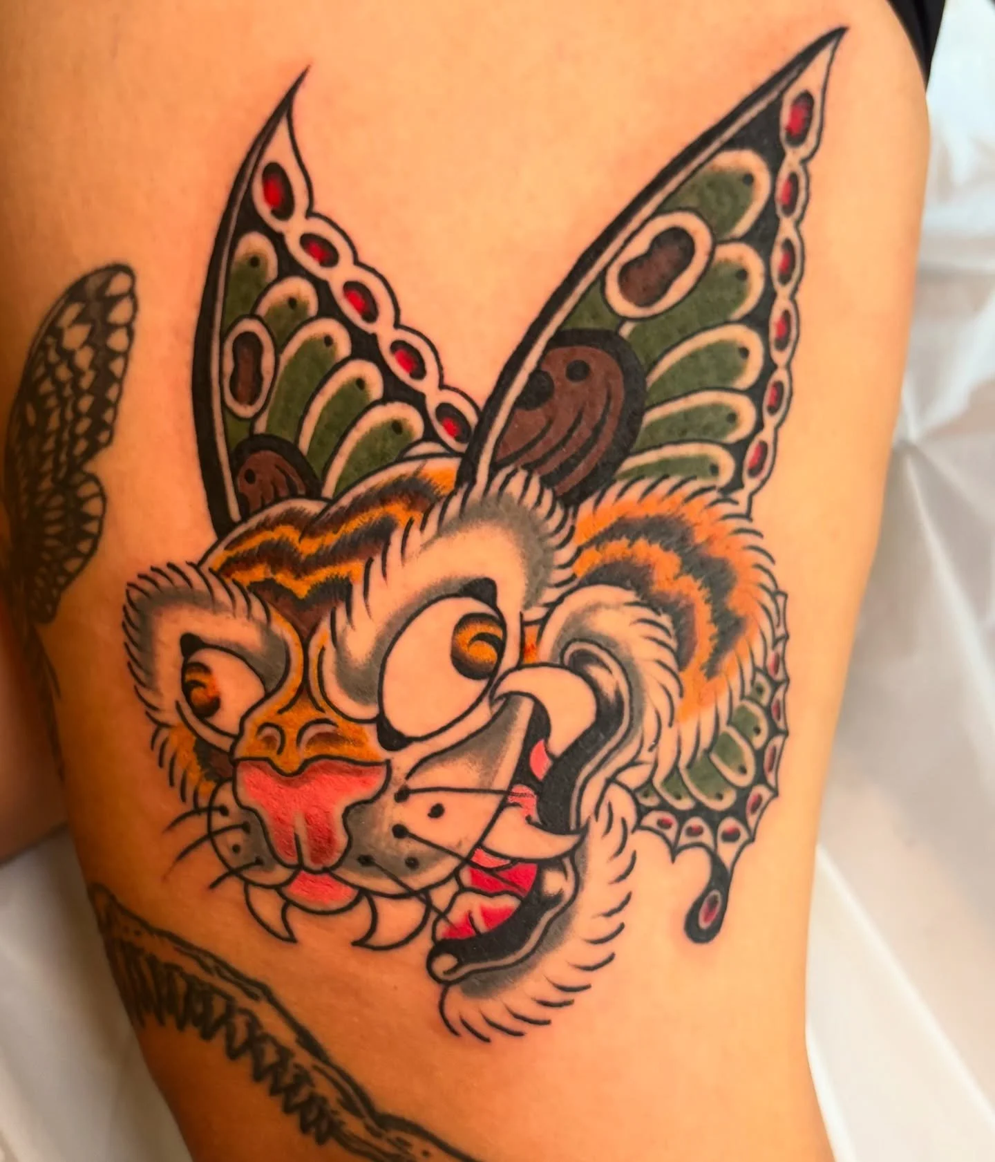 From my flash for Jess 🐯 Thanks for sittin strong as always pookie ❤️ 

Thanks fer lookin&rsquo; 

@southernstartattoo 

#gatattooers #atltattooartist #traditionalart #traditionalartist #traditionalflash #flash #tradworkers #boldwillhold #tattoodail