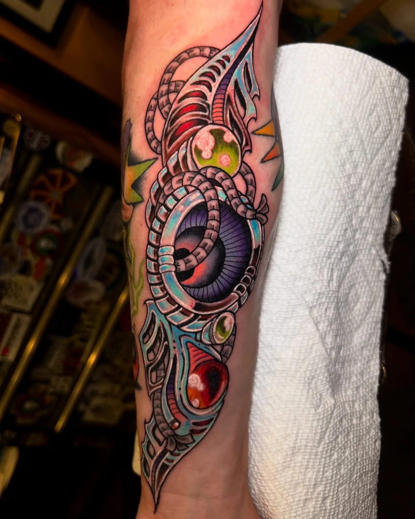 Fun one for Scott ⚙️ Thanks for the trust on this one! Done during my guest spot here @southernstartattoo, i&rsquo;ve had a great time hanging w everyone here and gettin to learn some stuff the last few days, thanks again for havin me! 

⚡️ I have av