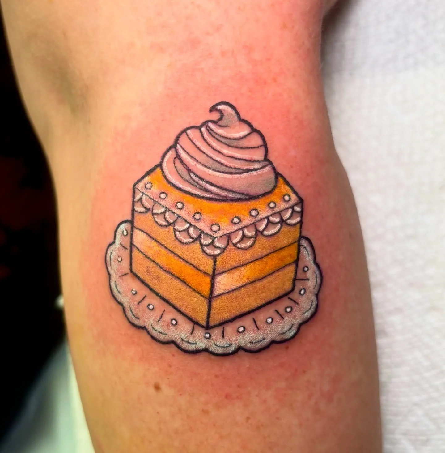 Tiny lemon cake from my flash for Jessica 🍋 
Thanks for claiming this one, had a blast gettin it done! 
Thanks fer lookin&rsquo; ❤️

@onceinabluemoontattoo 

#gatattooers #atltattooartist #traditionalart #traditionalartist #traditionalflash #flash #