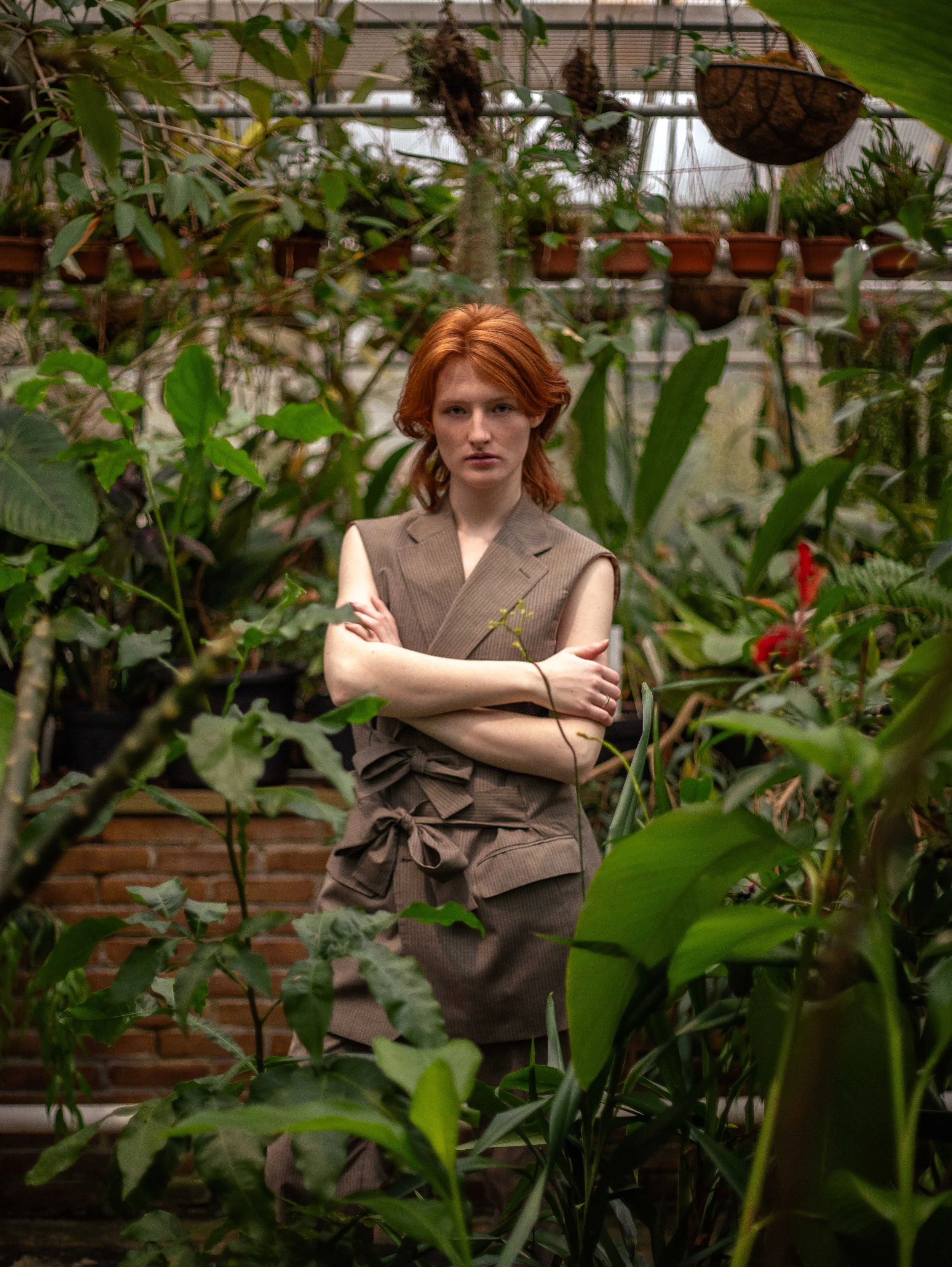 Vrouwelijk model in botanische kas editorial fotoshoot