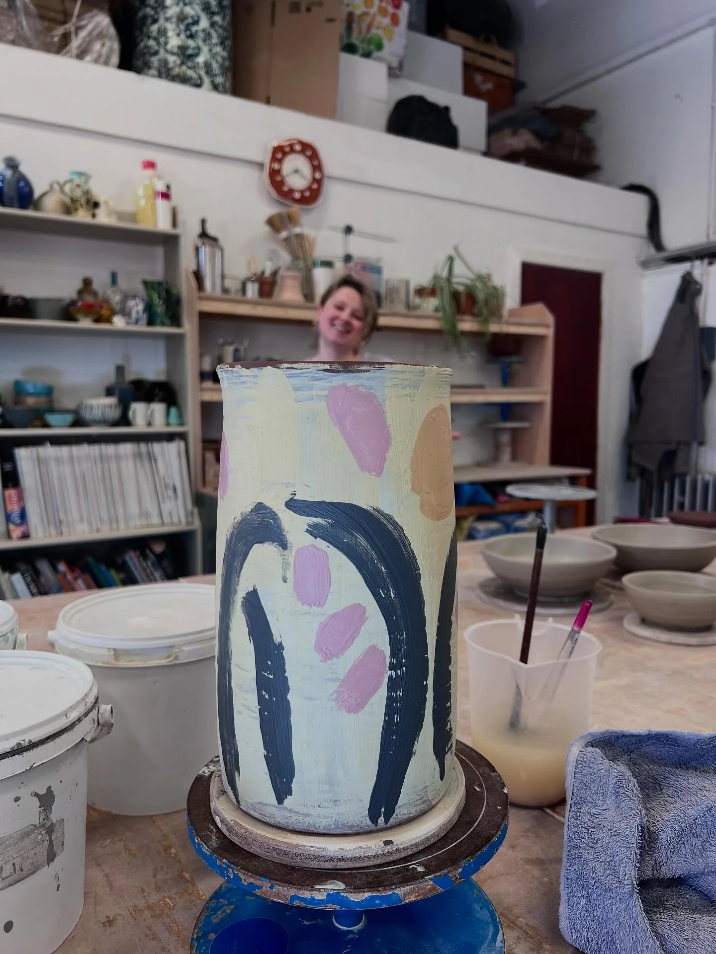 〰️ As you can see good times in the studio with Open Access Members today 〰️ 
 
It feels like the sun is always shining in the studio 💛! 

#potterystudio #potterylove #dumfriesandgalloway #ceramics