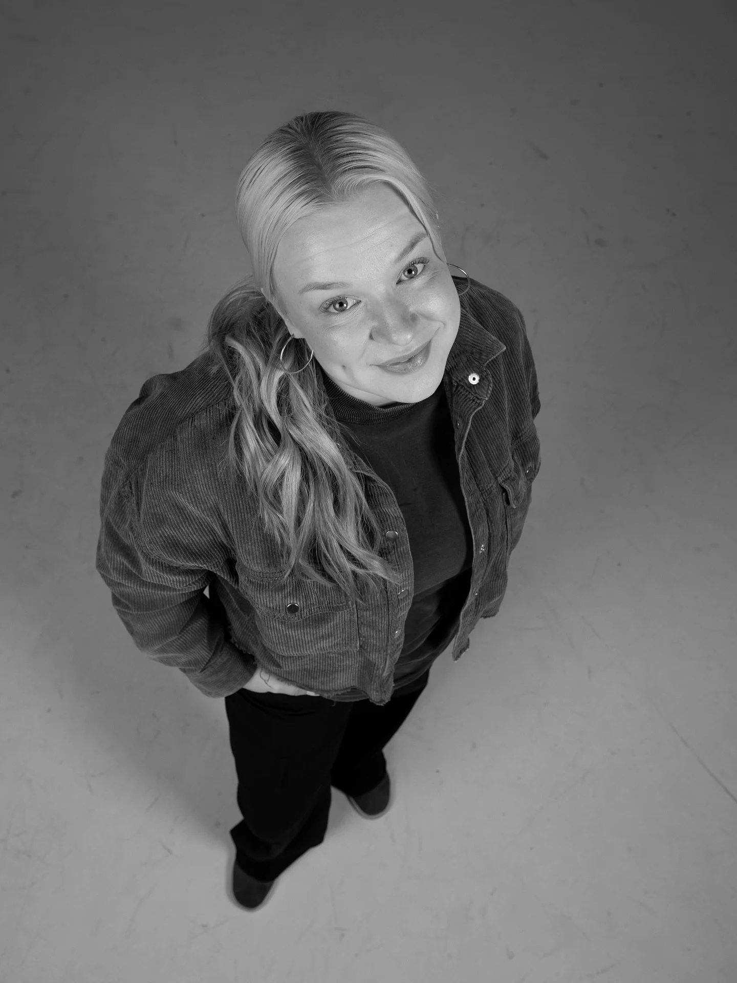 Rosa | Designer &amp; Creative Director

Oon se helposti innostuva tyyppi, joka hypp&auml;&auml; mielell&auml;&auml;n uusiin projekteihin. Inspiroidun matkustelusta ja ihmisten tarinoista, mutta eniten sytyn haasteista ja uusien taitojen opettelusta.