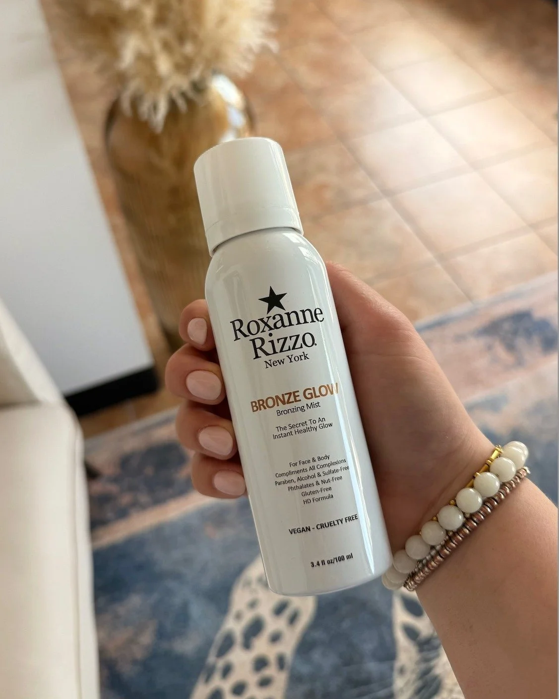 Meet your in-between-tans bestie 😌
This bronzing mist is PERFECT for touching up your face and hands between tans once they begin to fade. It sprays on so evenly with a gorgeous color! @roxannerizzo