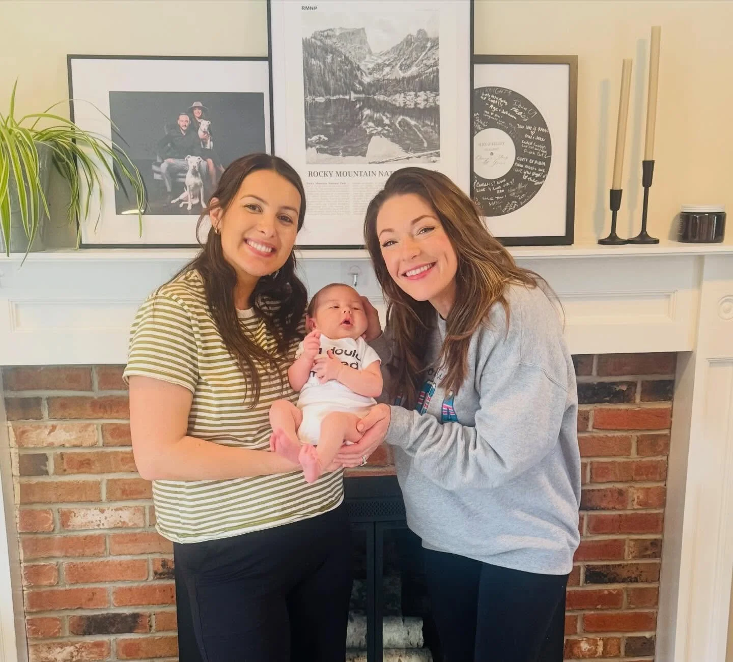 The first warm day we&rsquo;ve had in a while called for baby snuggles, pizza, and the sweetest postpartum catch-up. ☀️🍕👶💙 @kahagan_