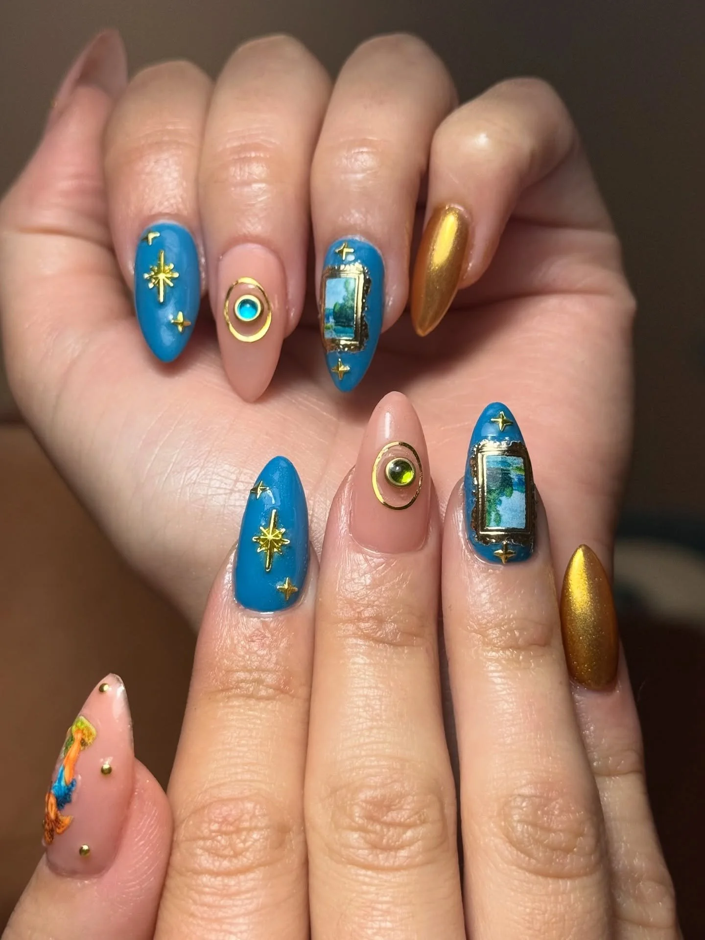 Loving this angelic gold and blue set by @tlynnes_nails 👼🏻