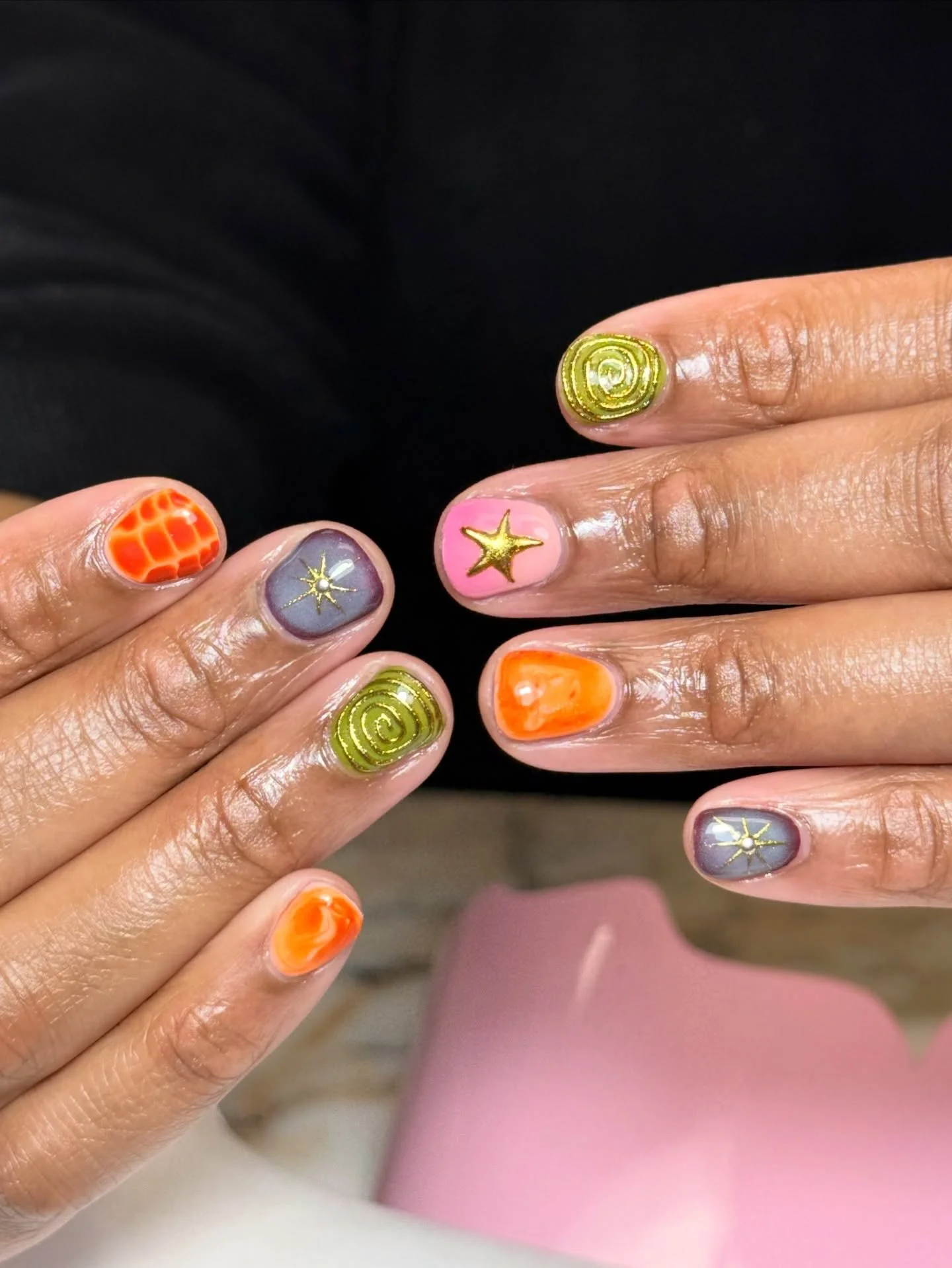 Swirlie girlie. @tlynnes_nails freestyling some magic with the help of @nailthoughts