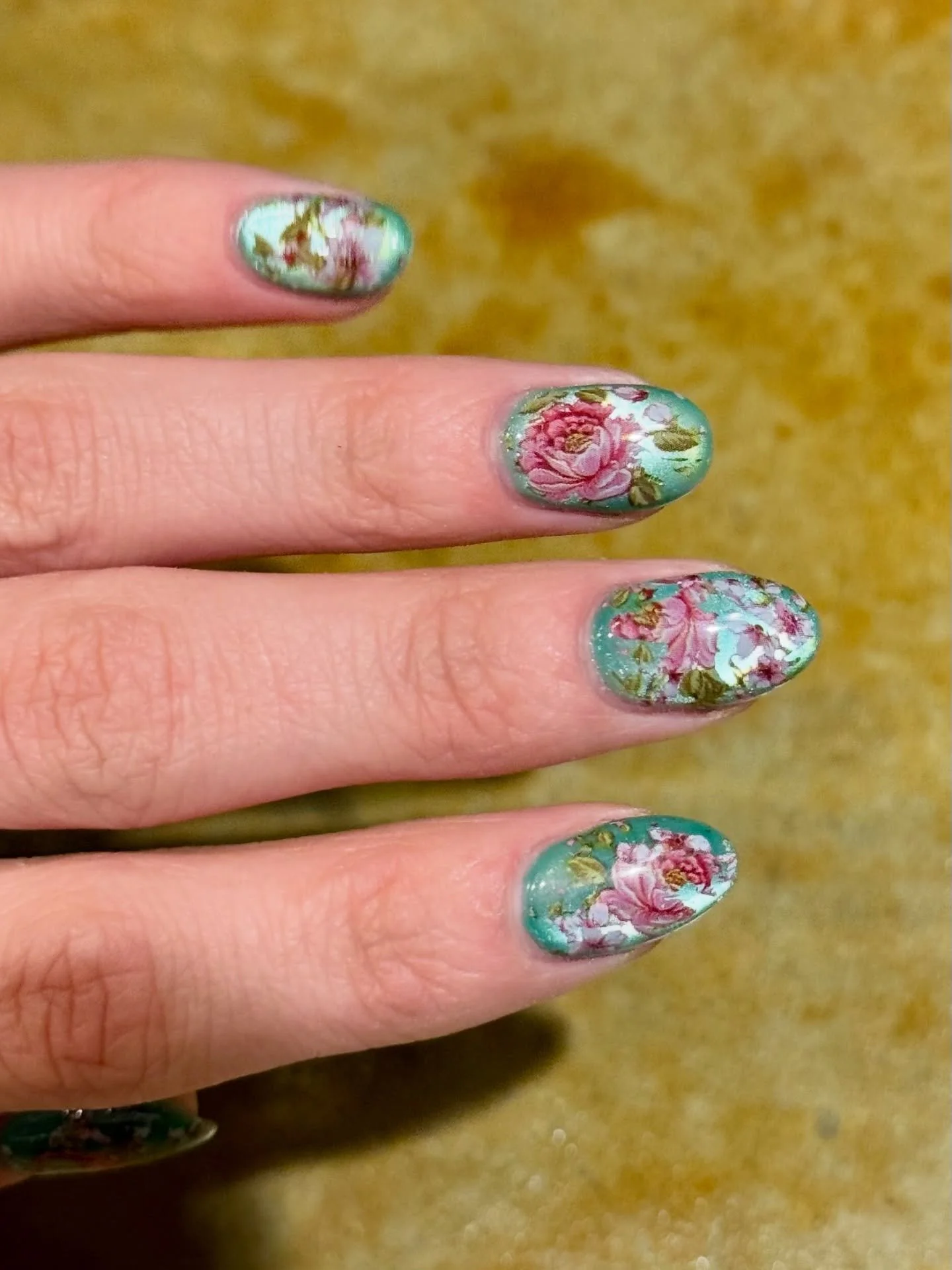 It&rsquo;s flower season. @tlynnes_nails