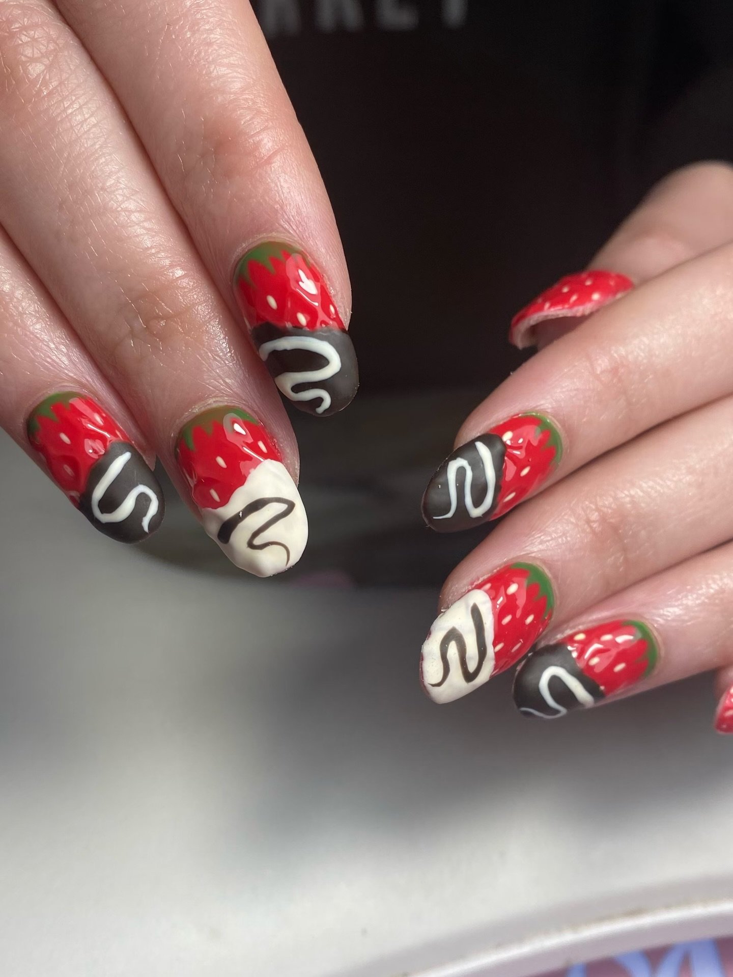 🍓 🍫 by @marilyndoesnails