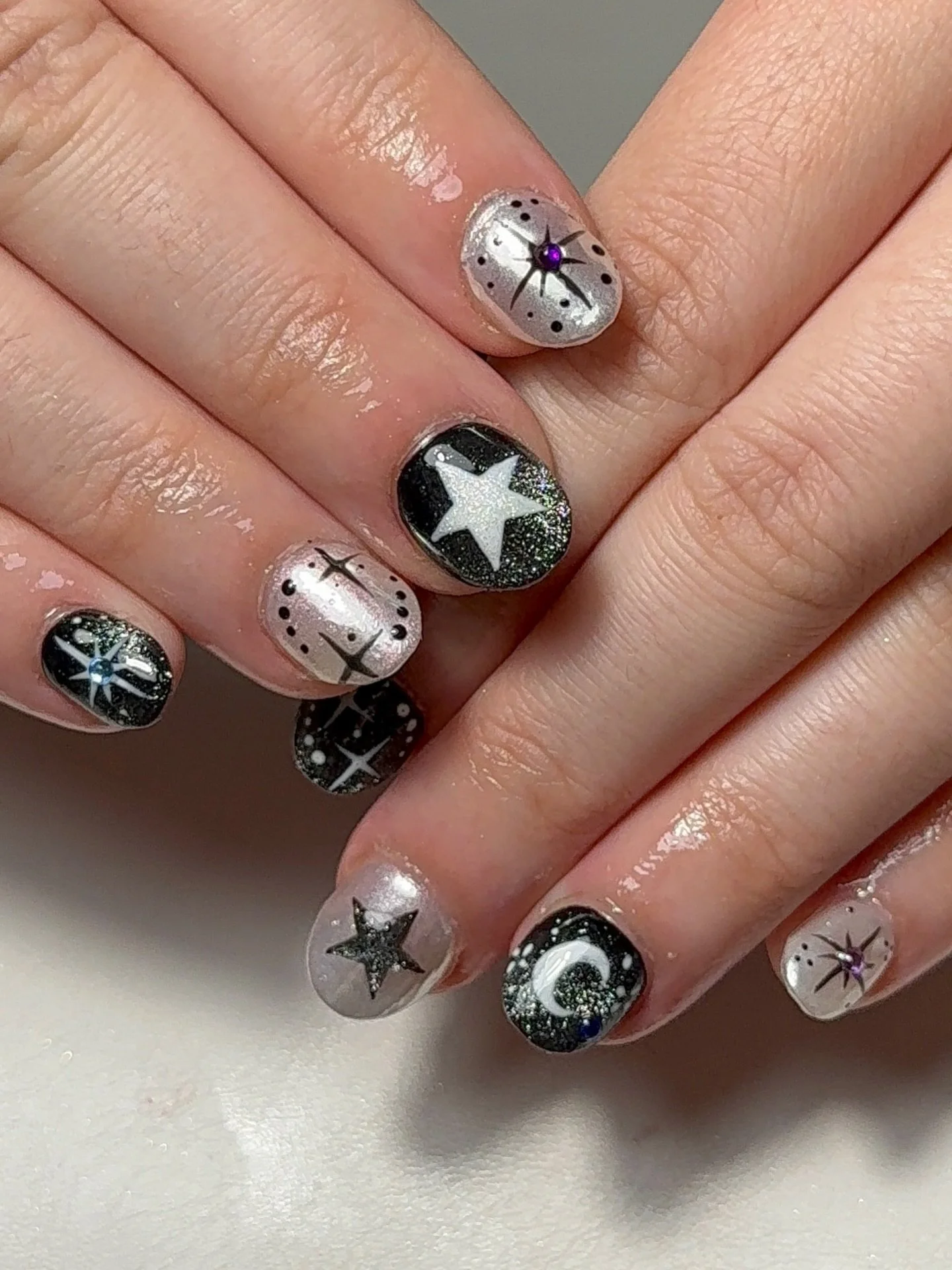 It&rsquo;s giving Velaris 🌙 ✨ Mani by @emlovesnailies