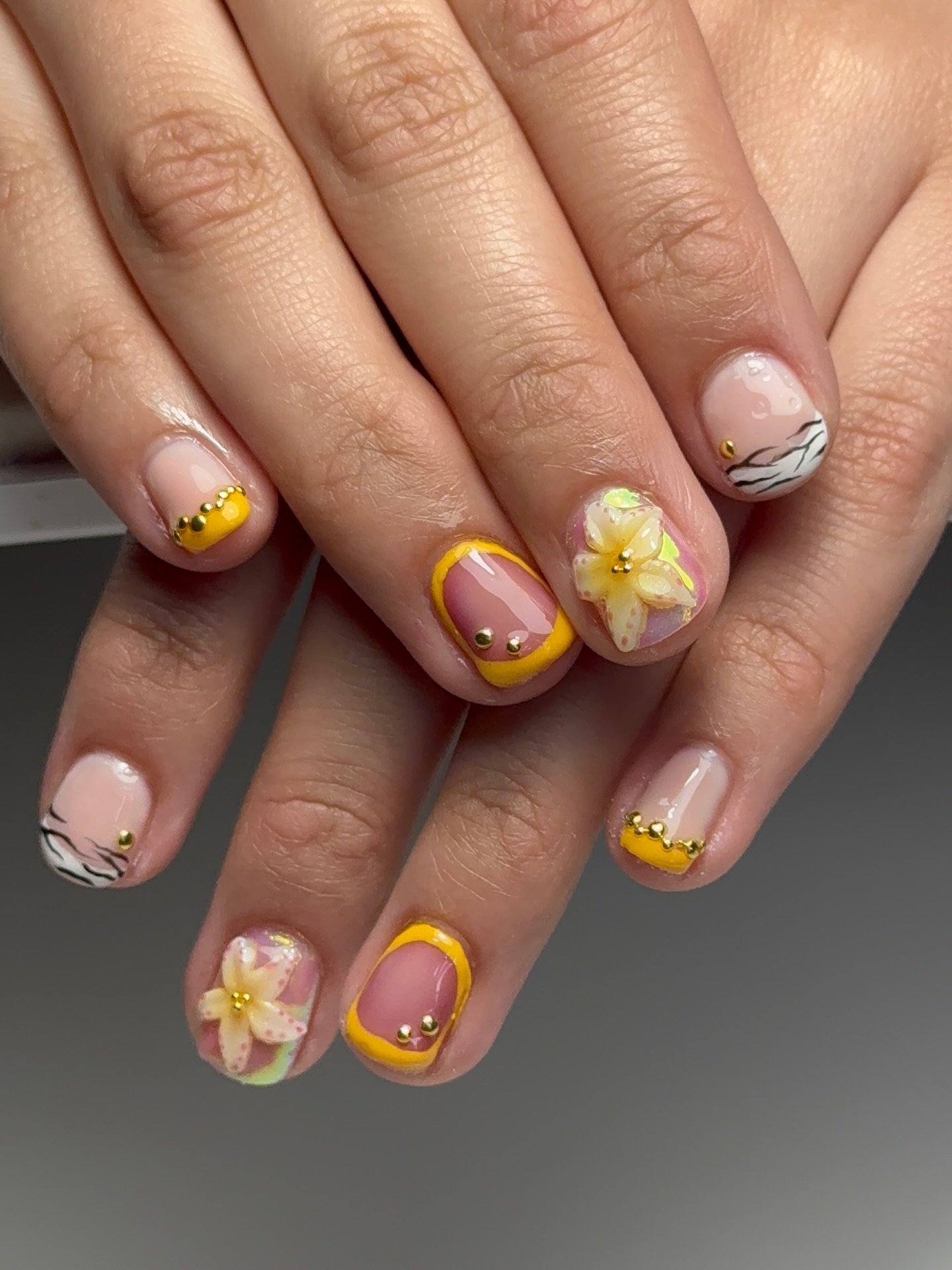 Flower szn loading &hellip; .. &hellip; .. mani by @graceful.glitter