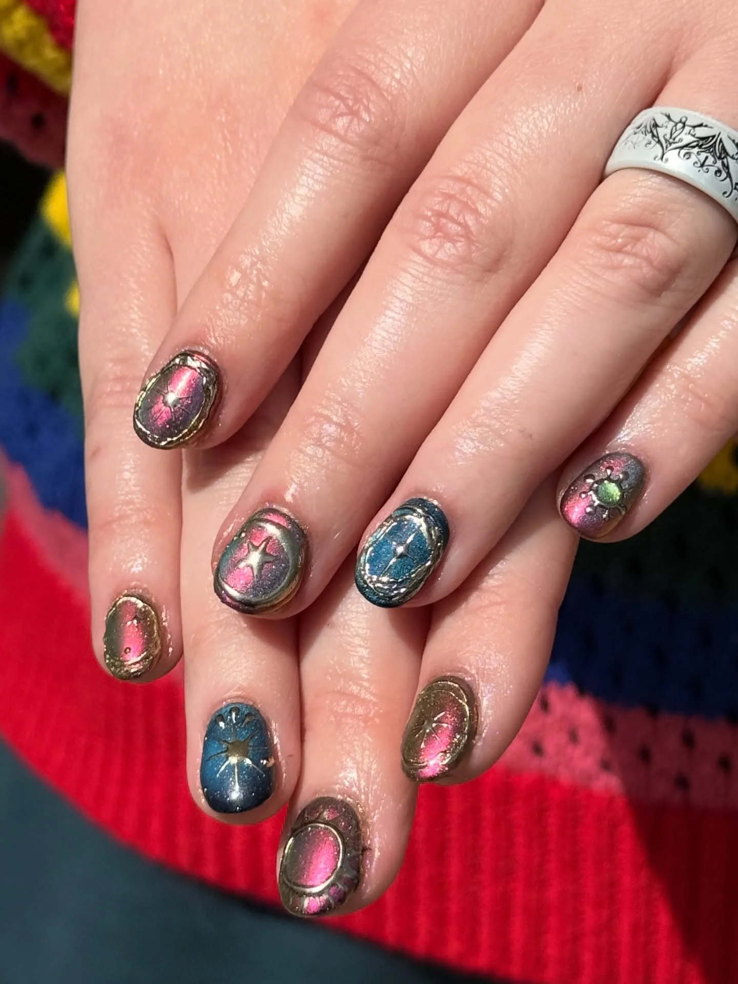 Everything shiny and pretty by @tlynnes_nails