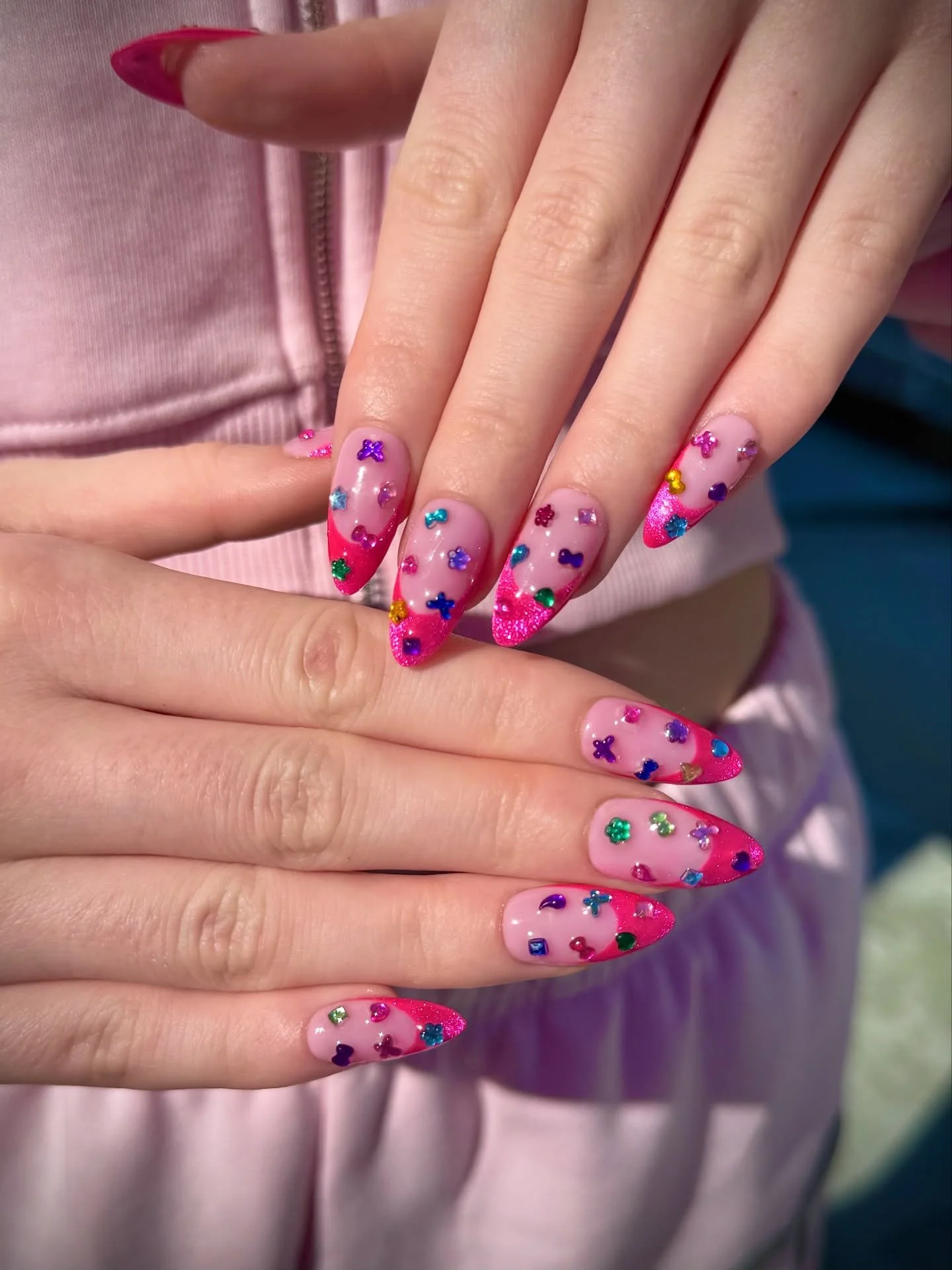 I hear you all like confetti gems so here are some confetti gems because we also like them a lottttt. Cuties lil mani by @emlovesnailies