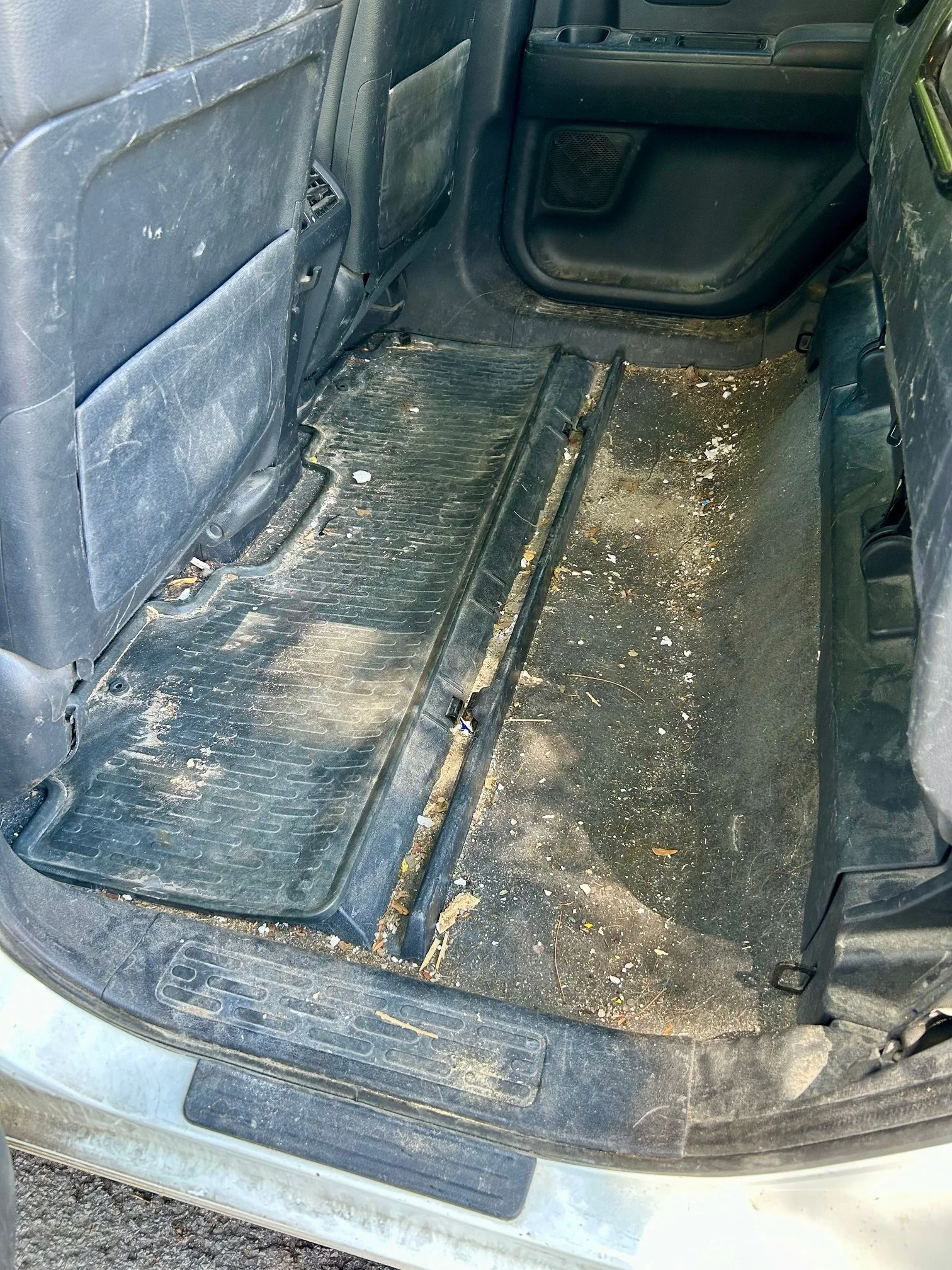Dirty back seat with wood/sand - Before