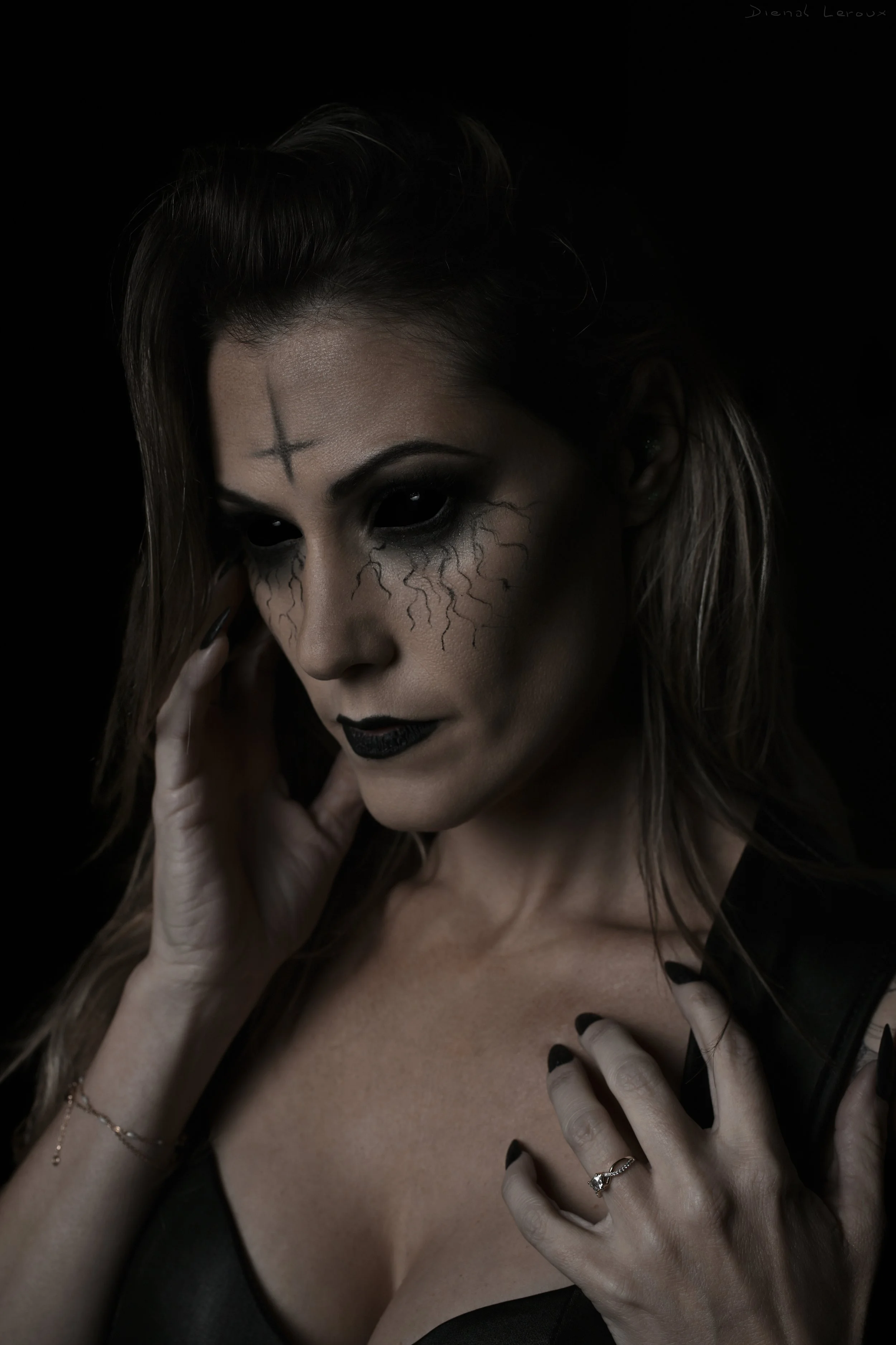 DSC_9222_(24)_Final saturation yeux noir_Final_Signé.jpg