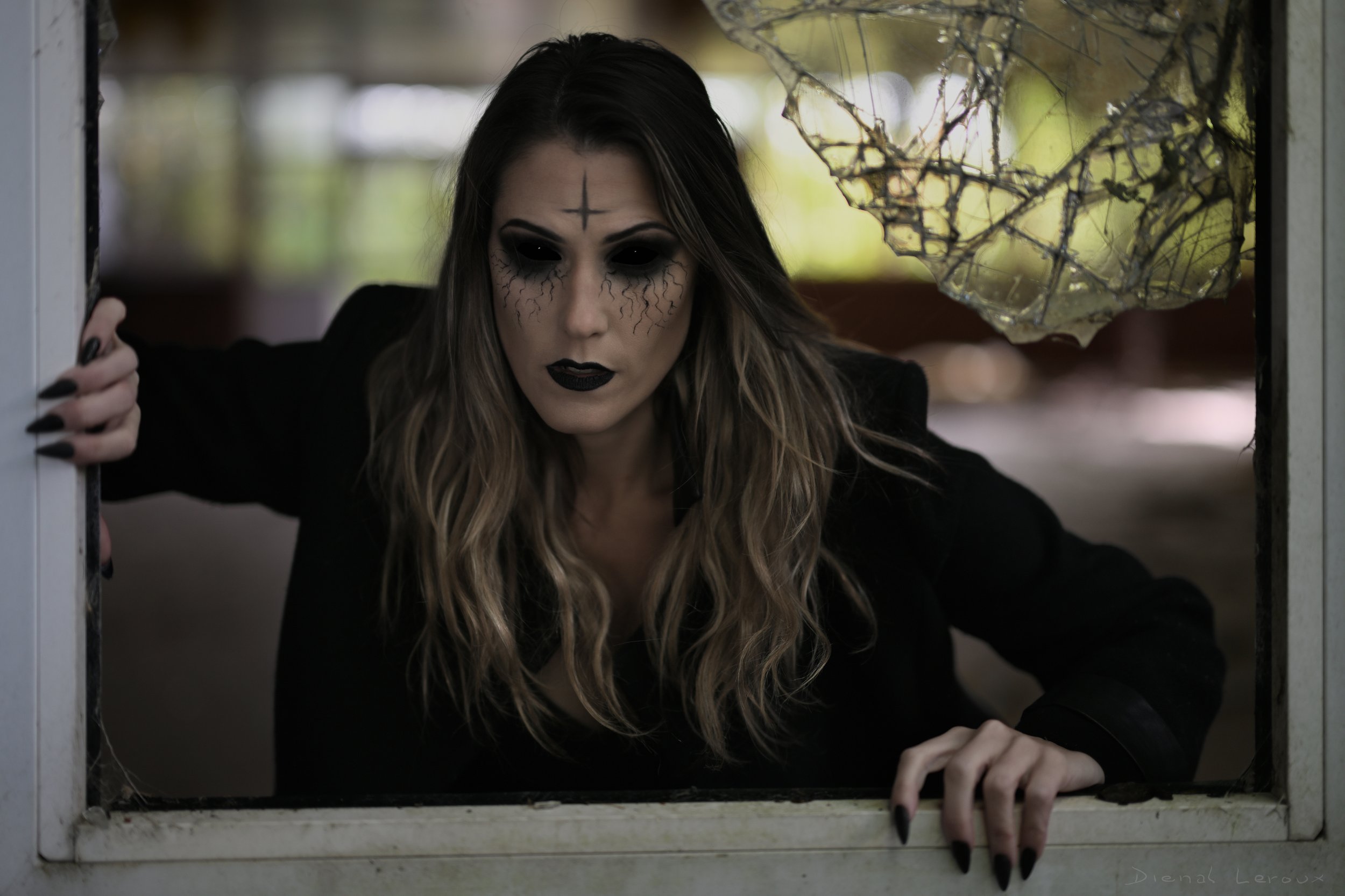 DSC_8580_(24)_Final saturation yeux noir_Final_Signé.jpg