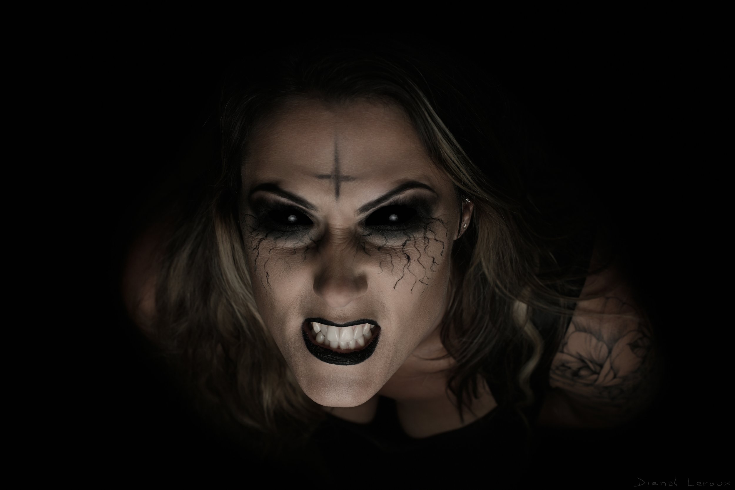 DSC_9085_(24)_Final saturation yeux noir_Final_Signé.jpg