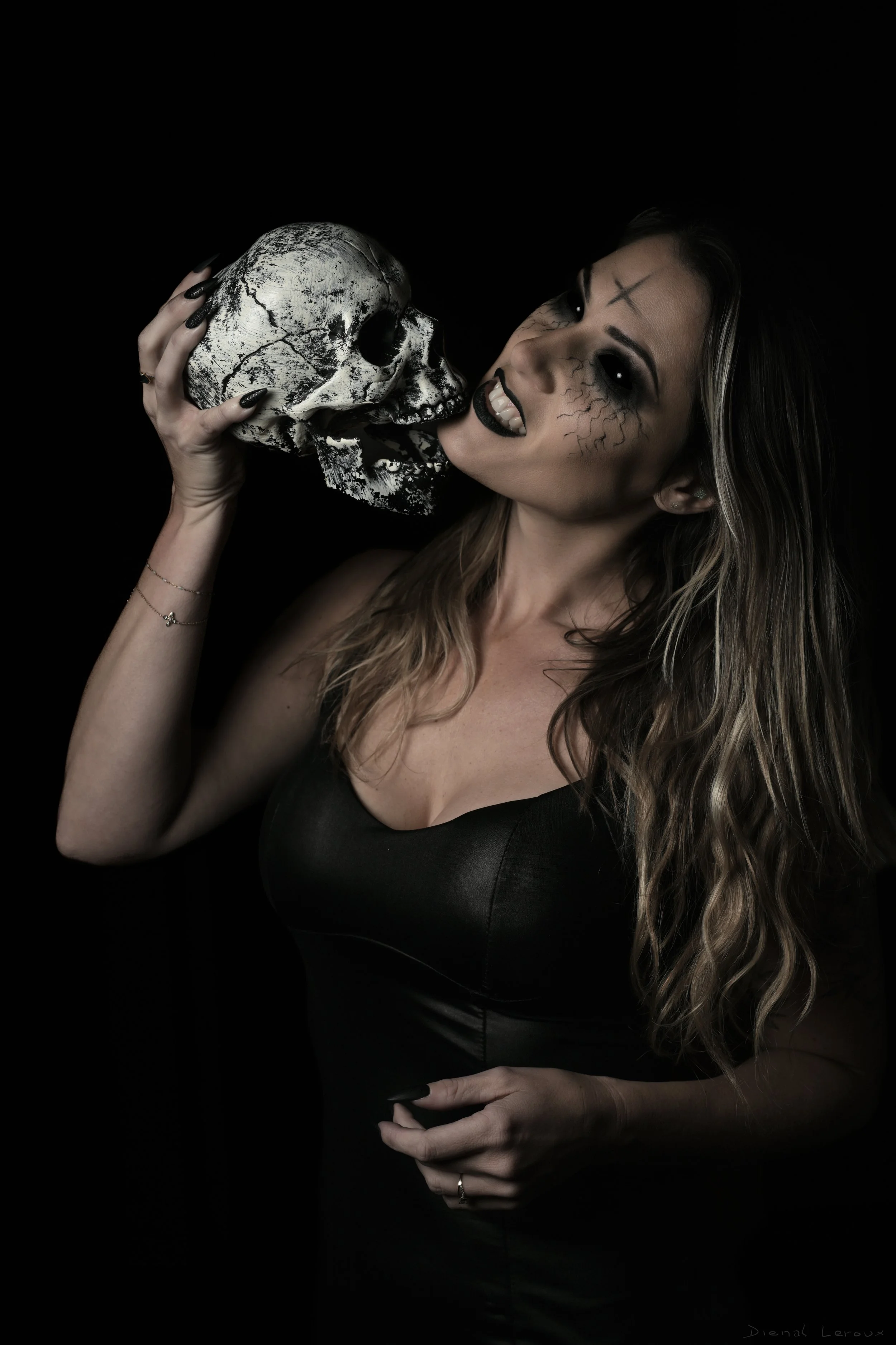 DSC_9151_(24)_Final saturation yeux noir_Final_Signé.jpg