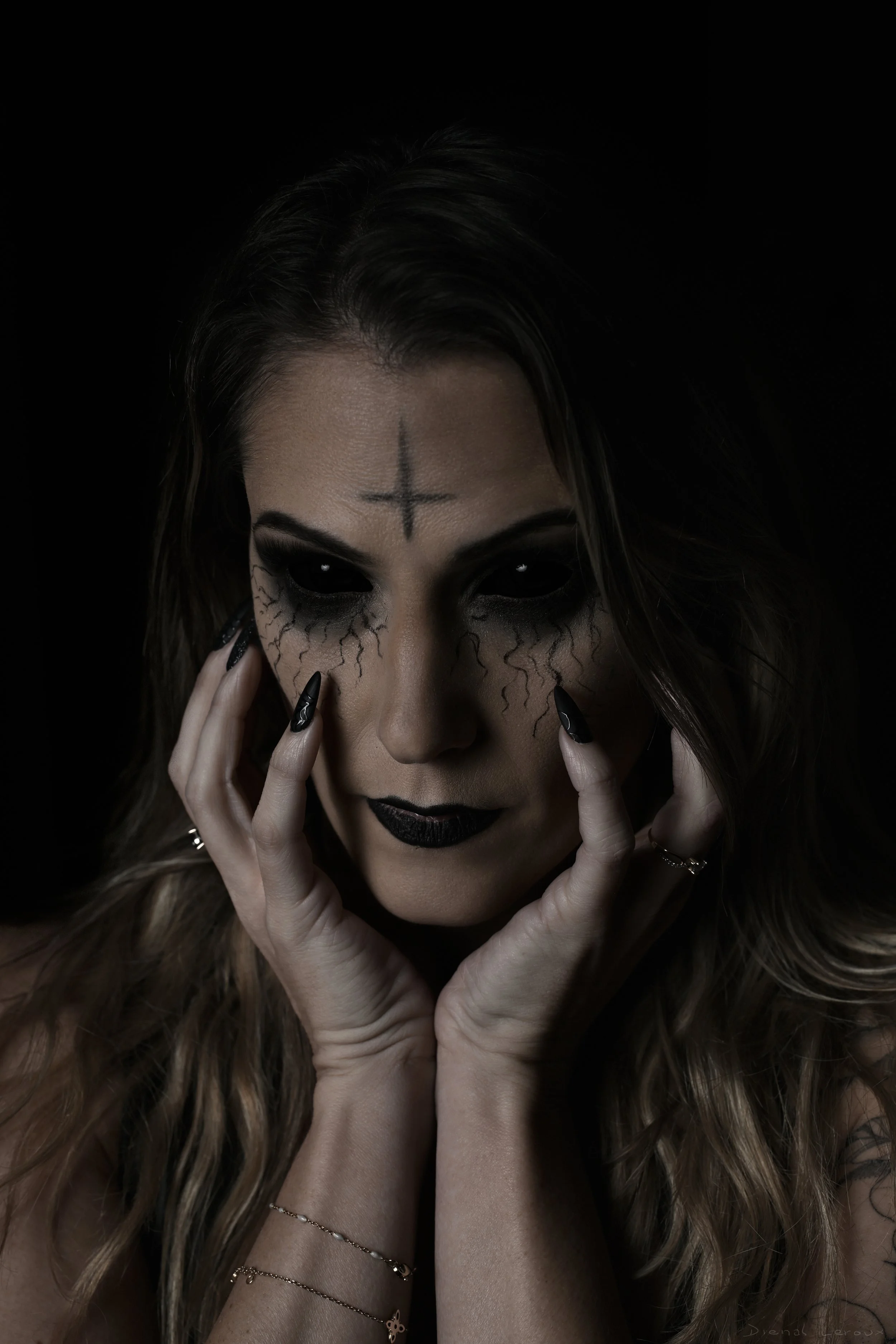 DSC_9181_(24)_Final saturation yeux noir_Final_Signé.jpg