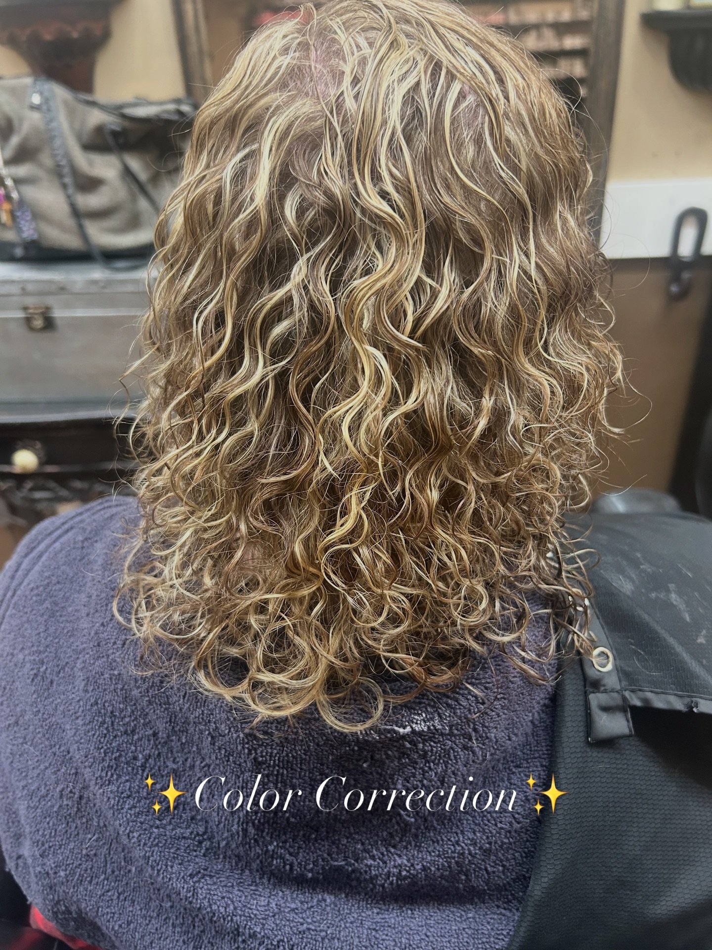 ✨Dimensional blonde with the perfect lived-in blend

Full highlight with natural brown woven in to create depth, dimension, and a softer grow-out. Finished with a custom glaze to enhance shine and cancel out unwanted warmth for that silky, balanced t