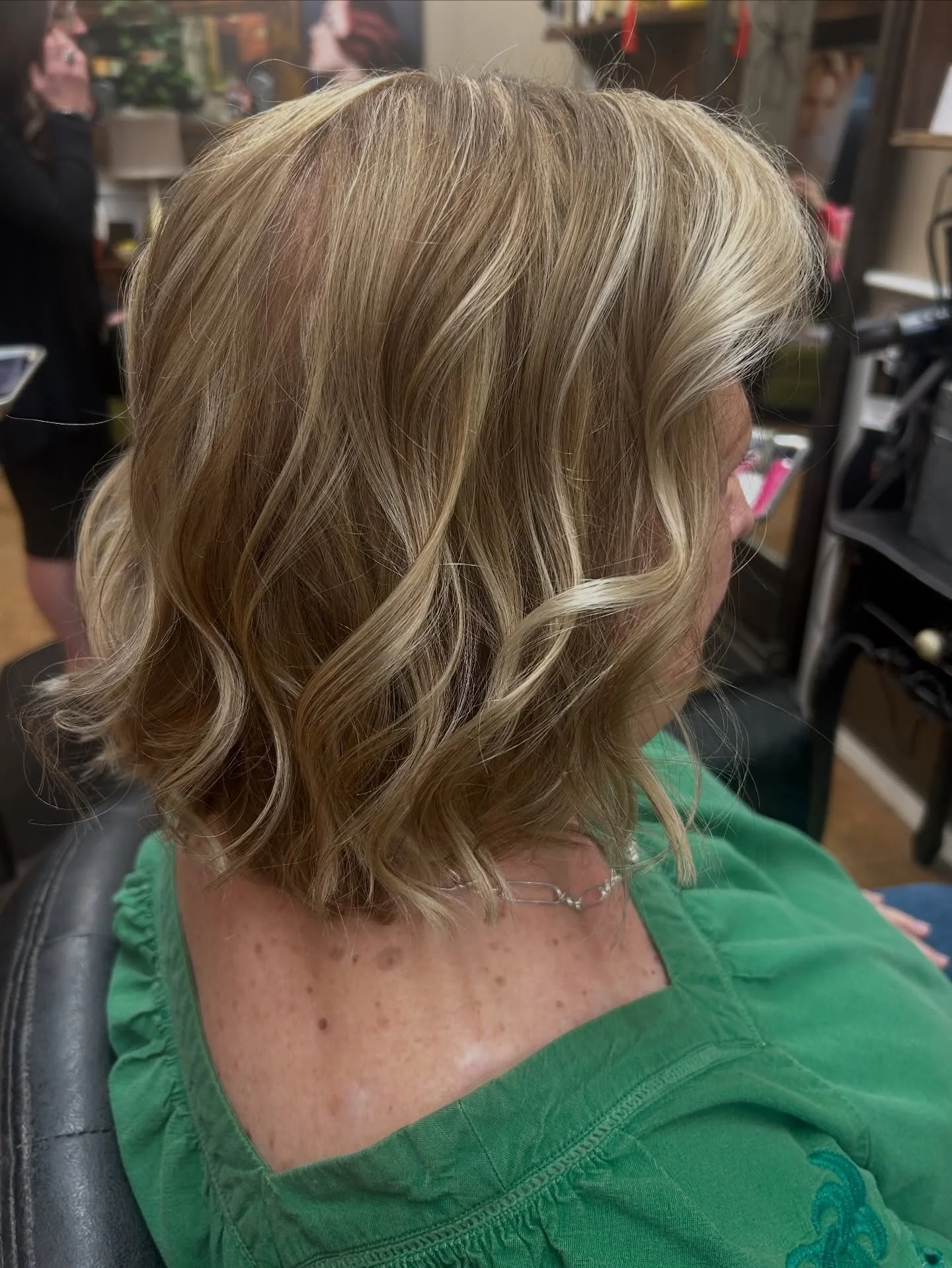 ✨ Dimensional blonding done right ✨
Soft highlights and lowlights woven together to create depth, brightness, and a natural grow-out. The perfect balance of light and shadow for a blonde that looks effortless, shiny, and full of dimension. 🤍 

#blon