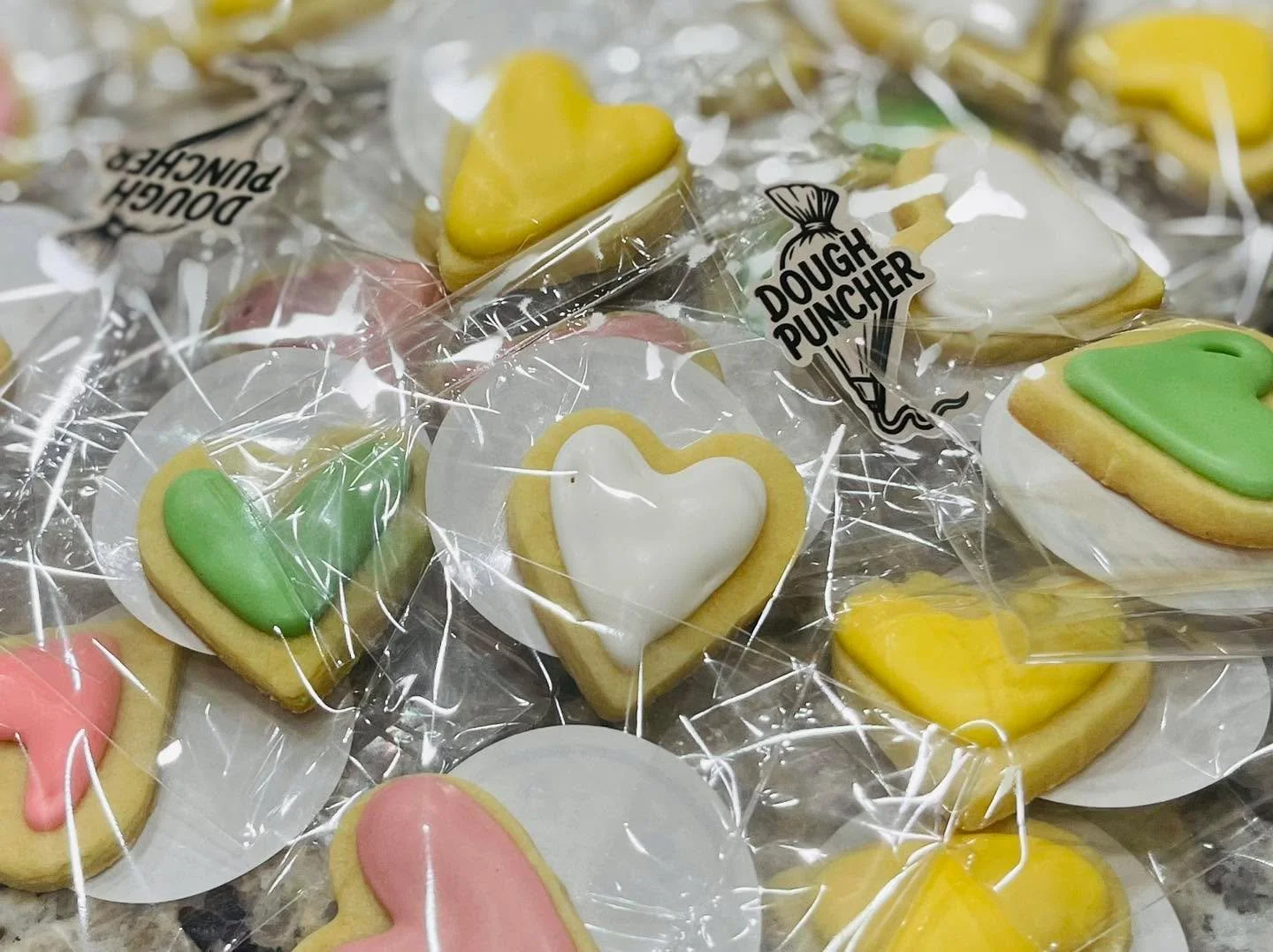 Minis minis minis!! Did you get one??? DoughPuncher.com
#cakepops #arizonalocalbusiness #yumyums #yum #cottagebakers #surpriseaz🌵